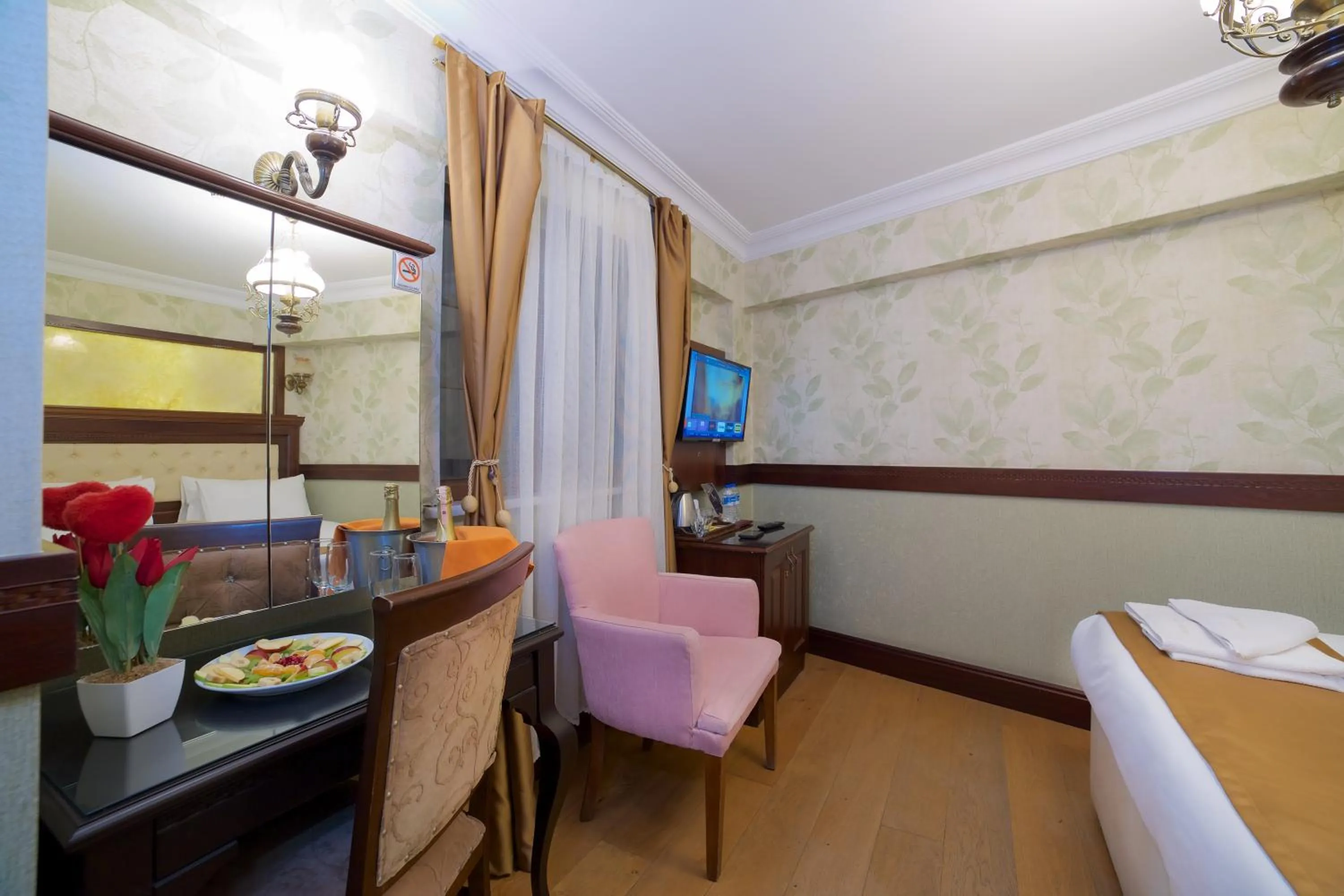 Bed in La Vida Old City Hotel