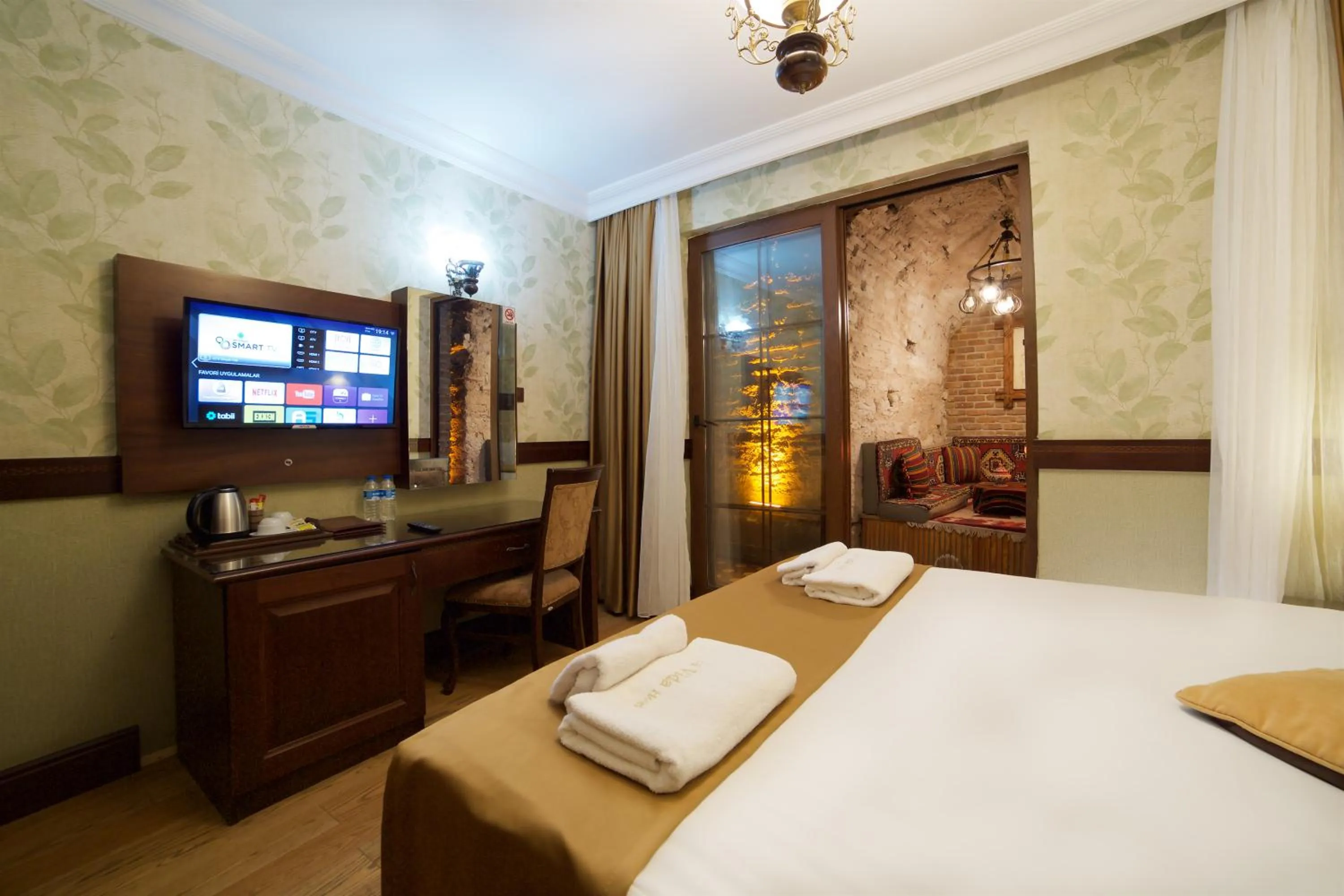 Patio, Bed in La Vida Old City Hotel