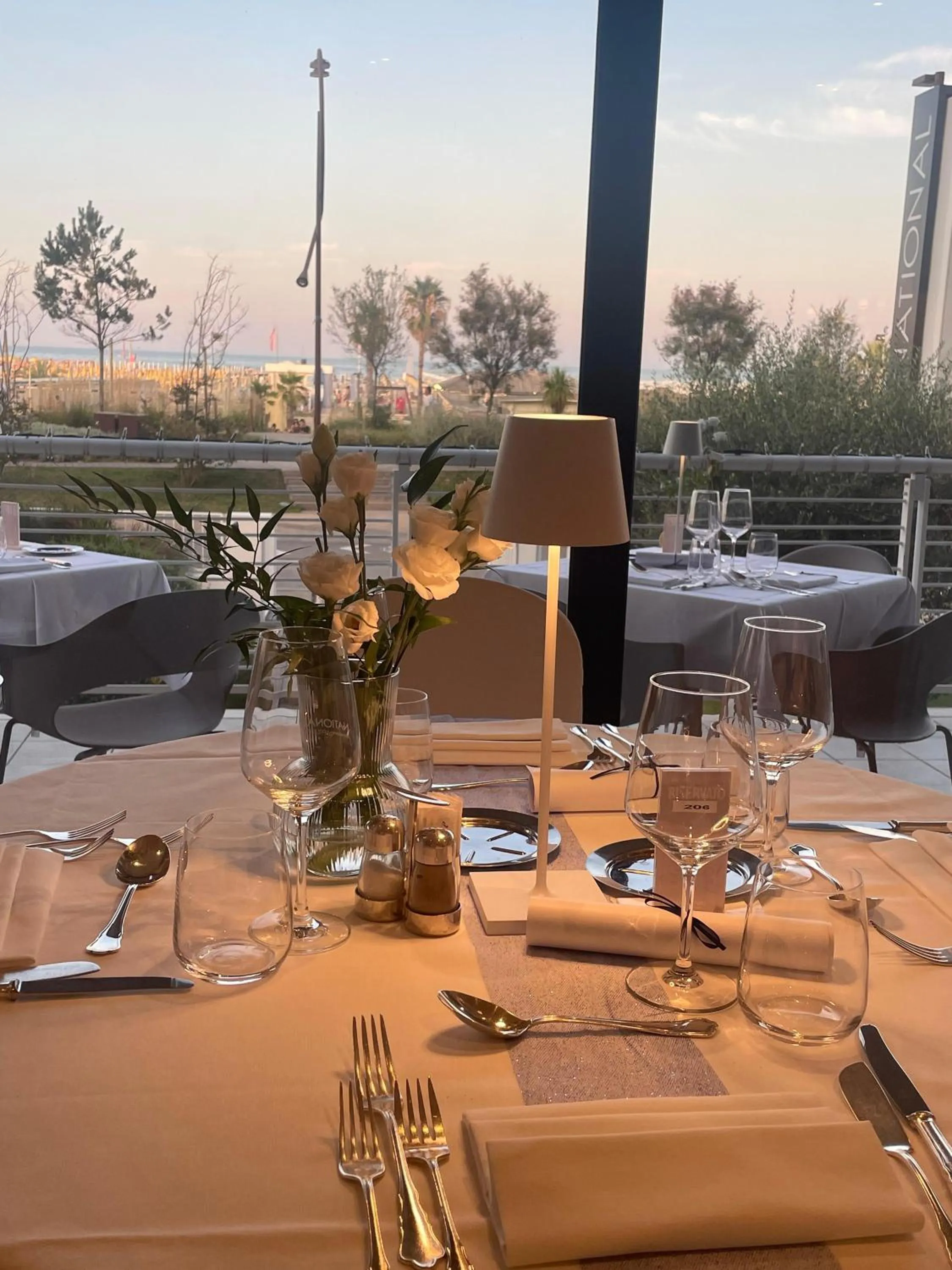 Restaurant/places to eat in National Hotel