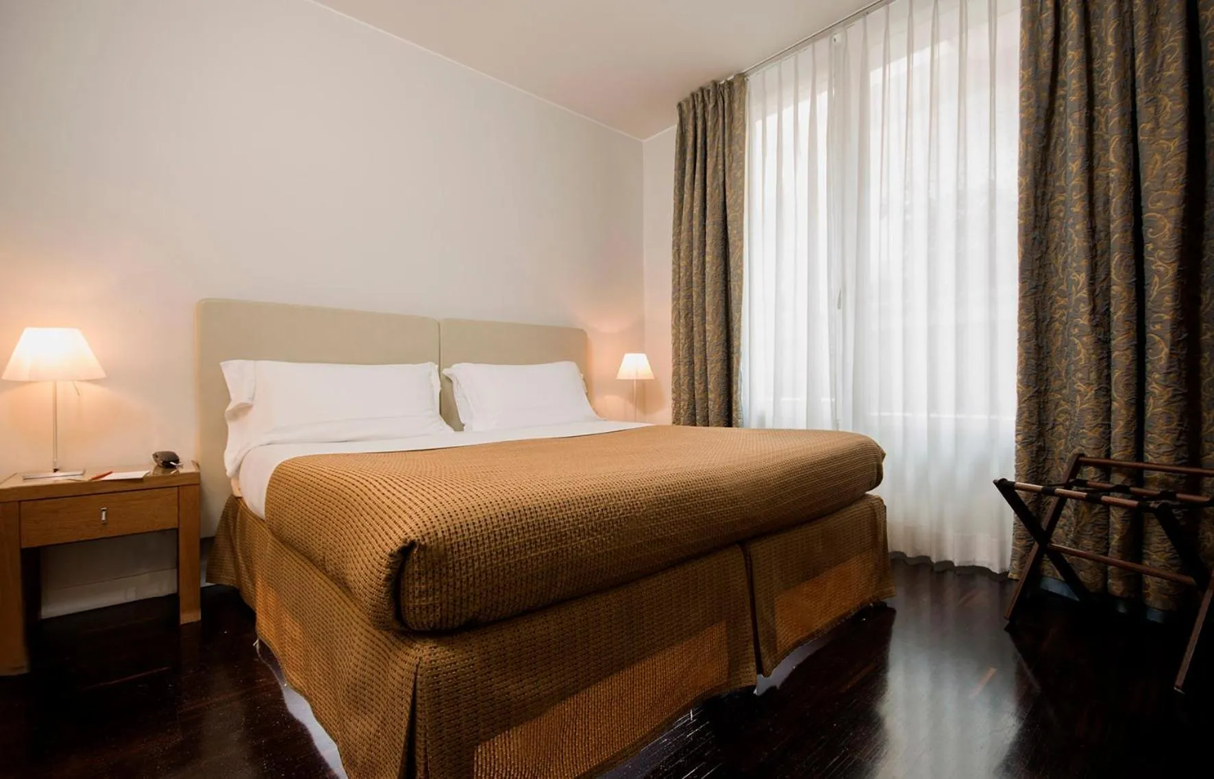 Bedroom, Bed in National Hotel