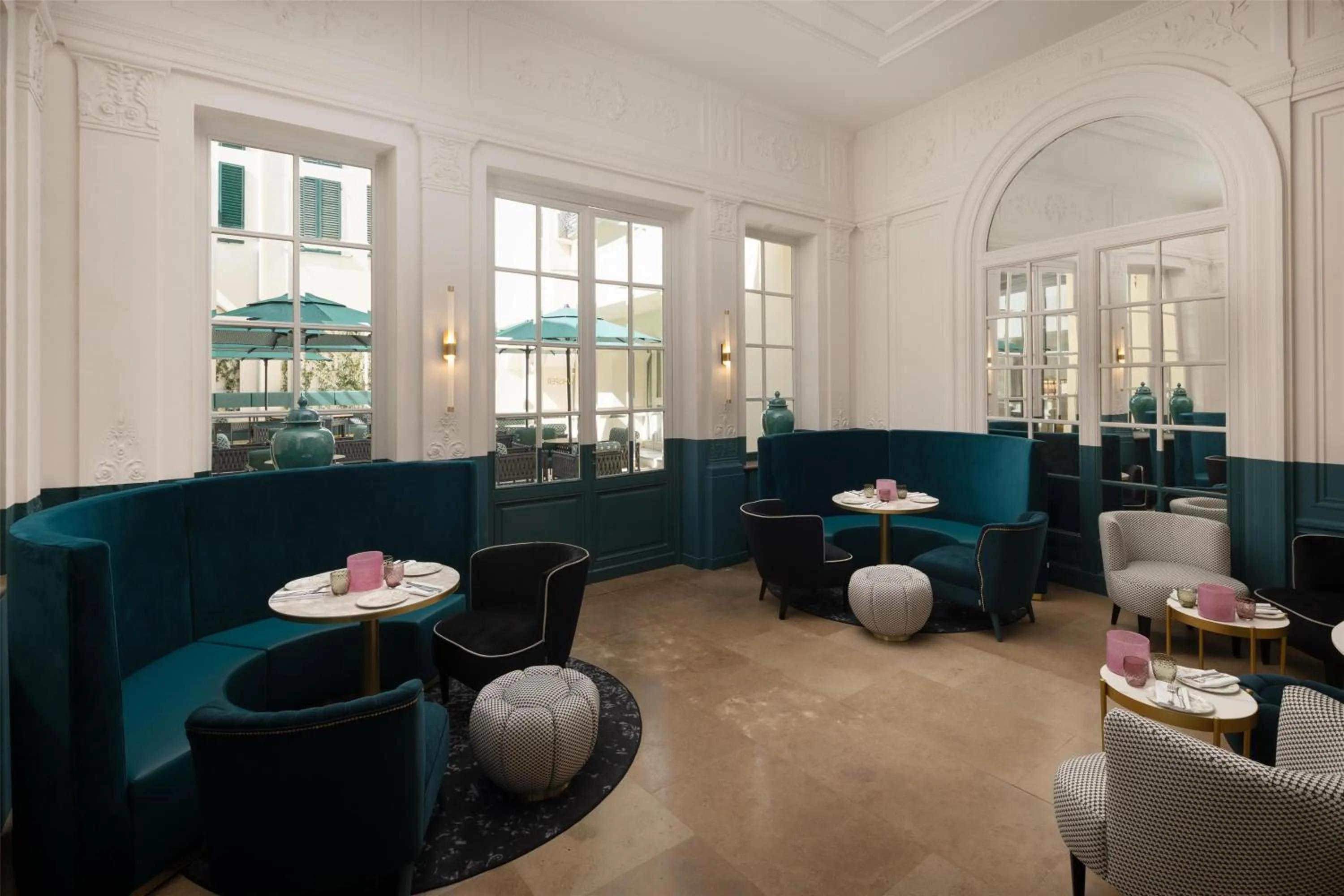 Lounge or bar in Anglo American Hotel Florence, Curio Collection By Hilton
