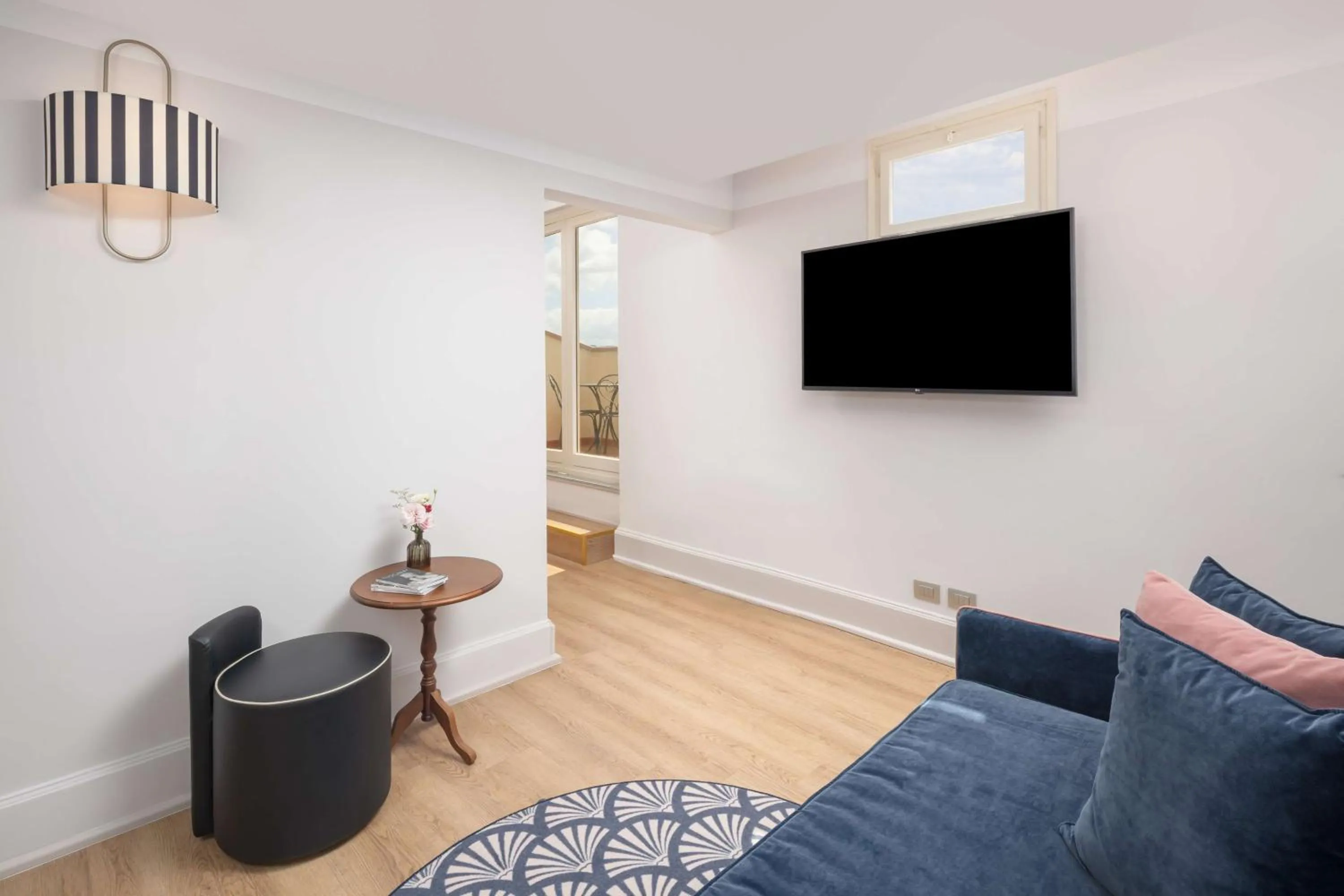 Living room in Anglo American Hotel Florence, Curio Collection By Hilton