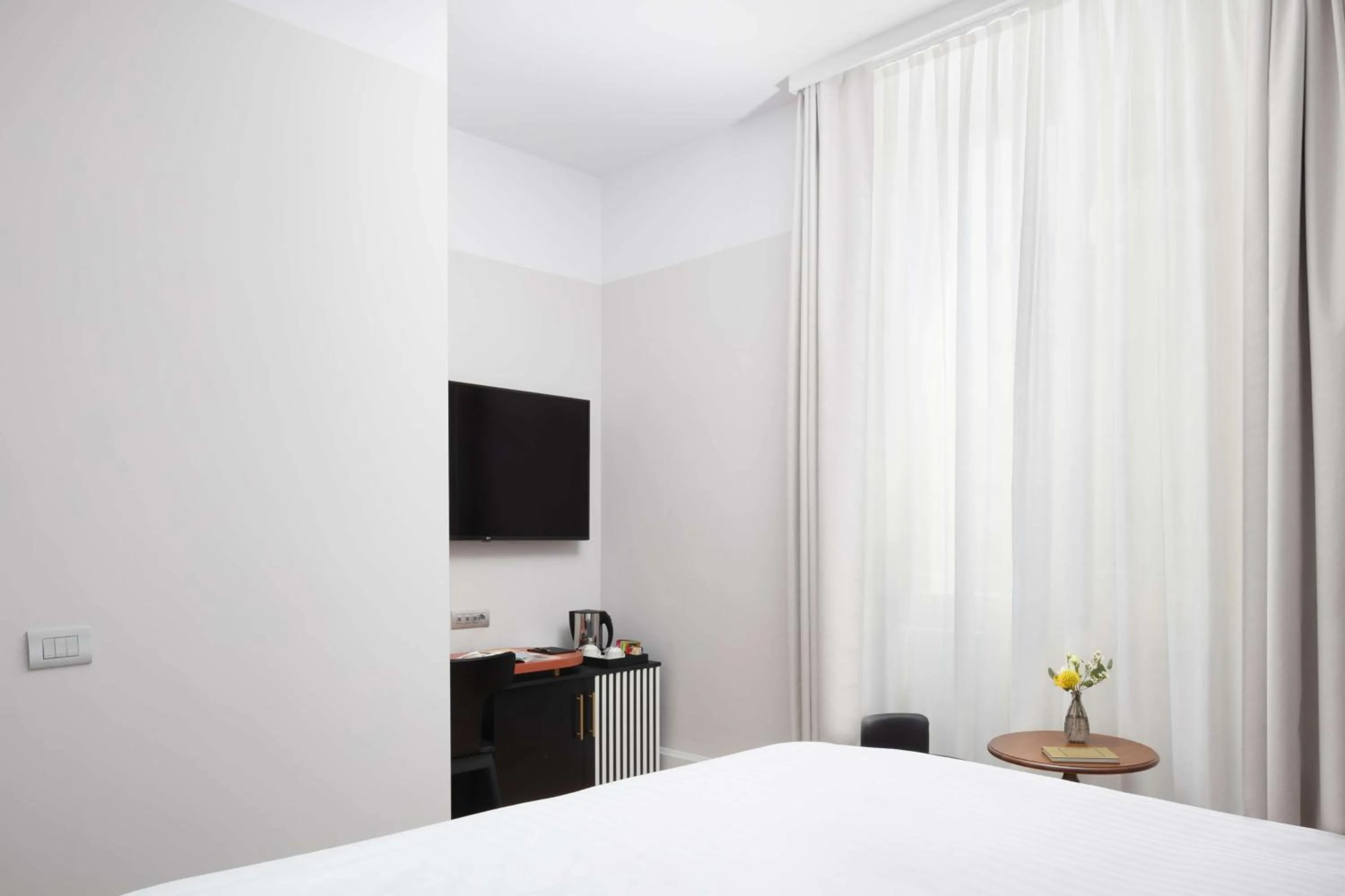 Bed in Anglo American Hotel Florence, Curio Collection By Hilton