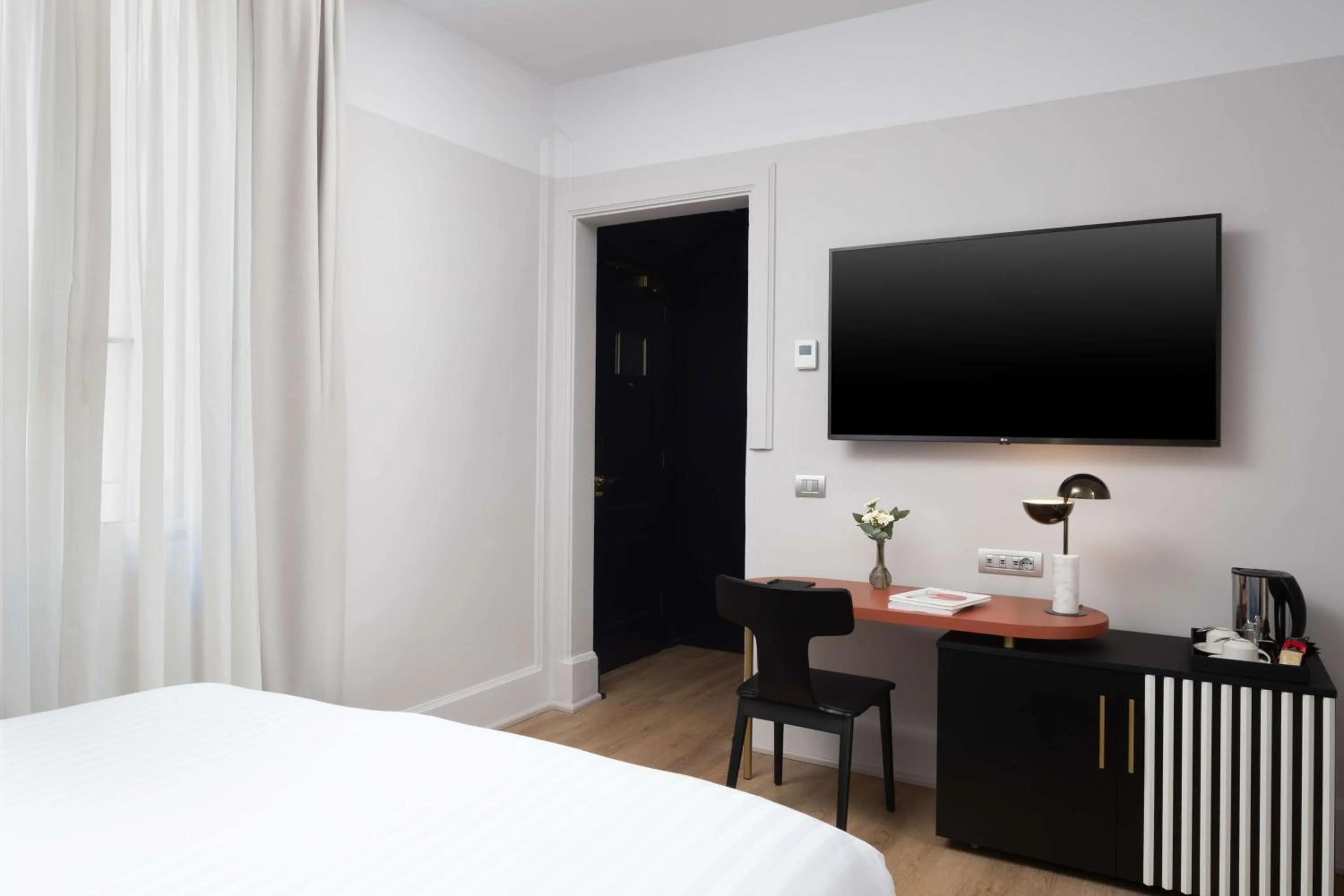 Bedroom, Bed in Anglo American Hotel Florence, Curio Collection By Hilton