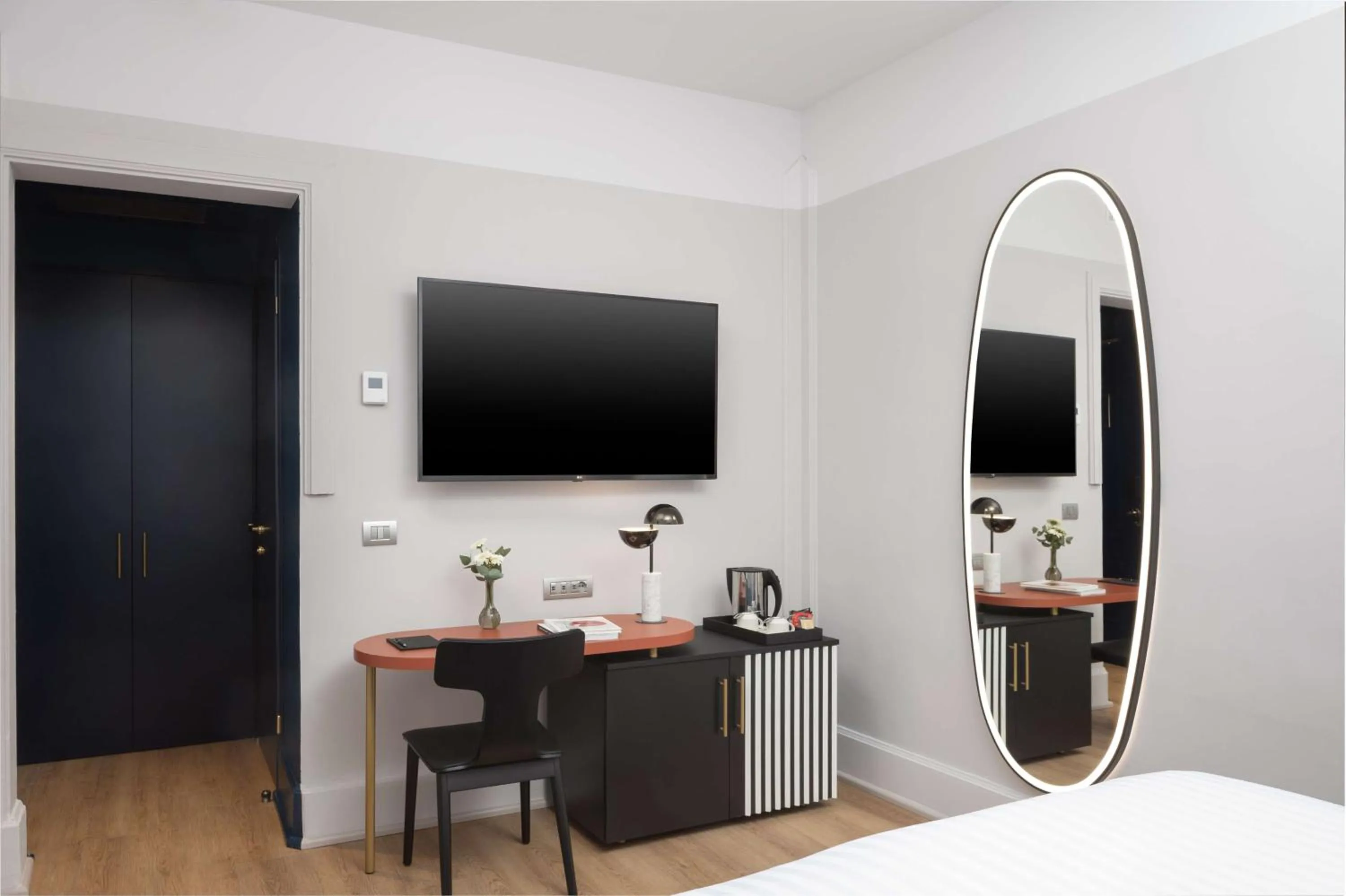 Bedroom, Bed in Anglo American Hotel Florence, Curio Collection By Hilton