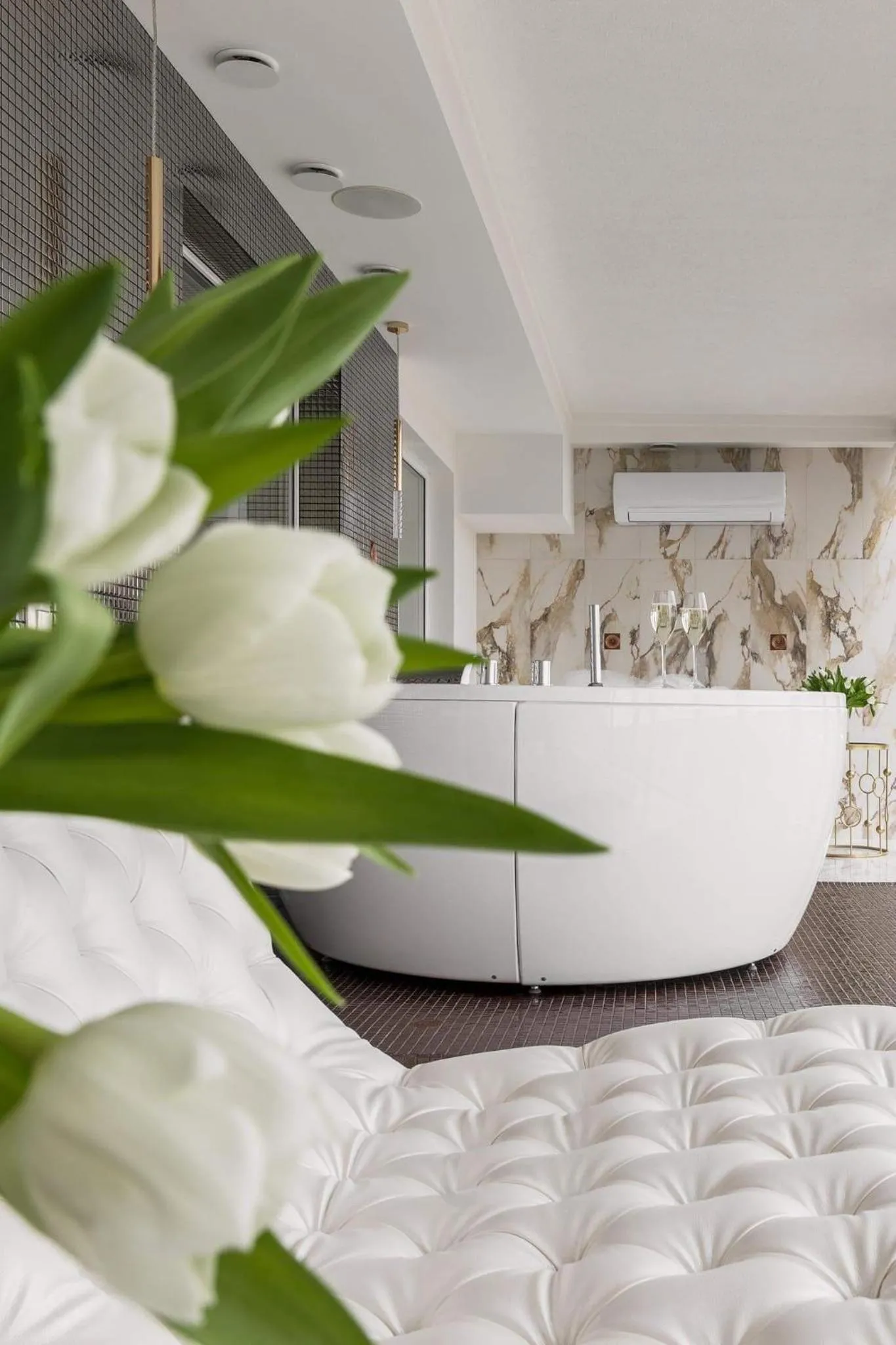 Prestige Jacuzzi Apartment by LIUKSAI