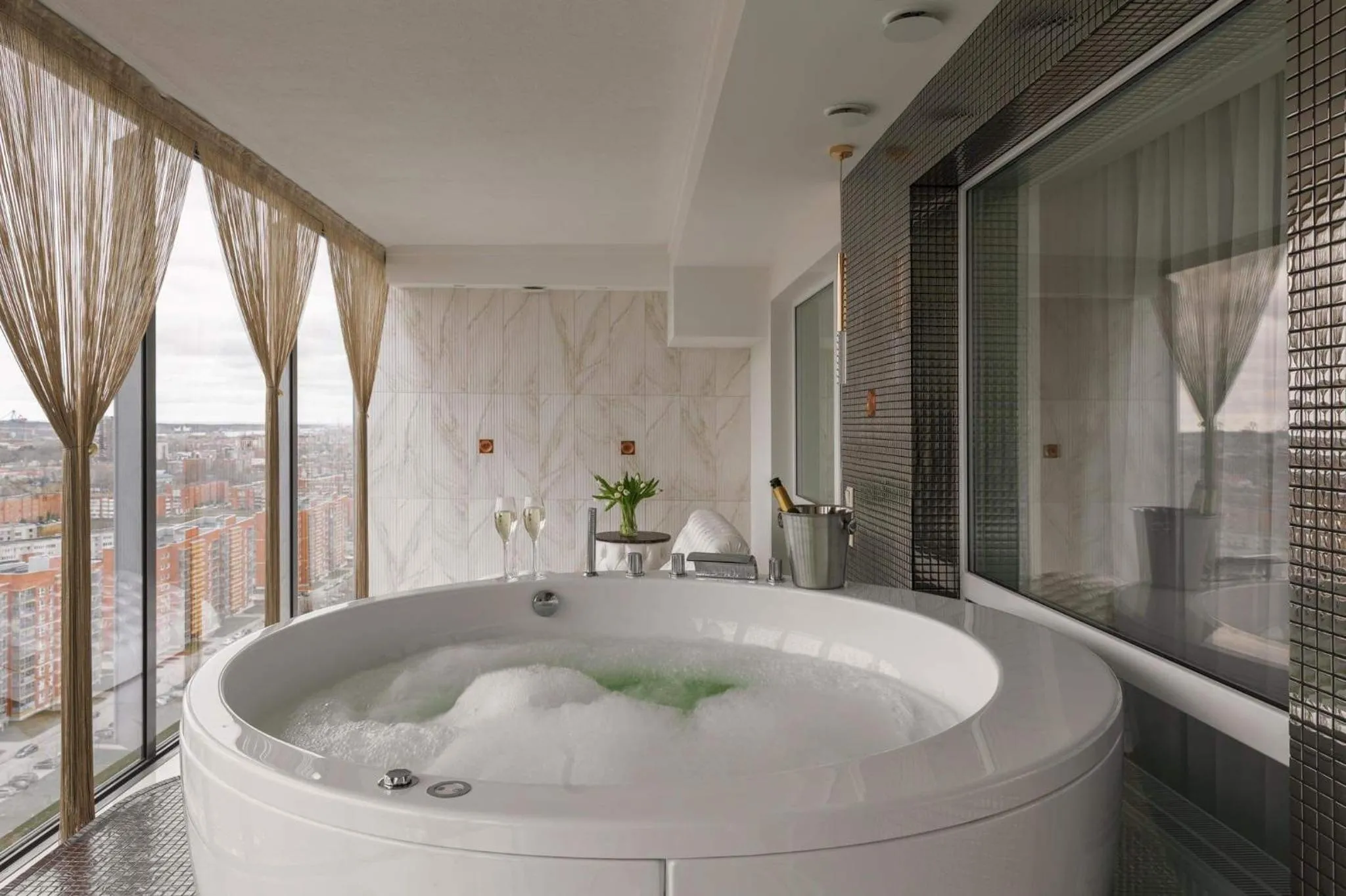 Prestige Jacuzzi Apartment by LIUKSAI