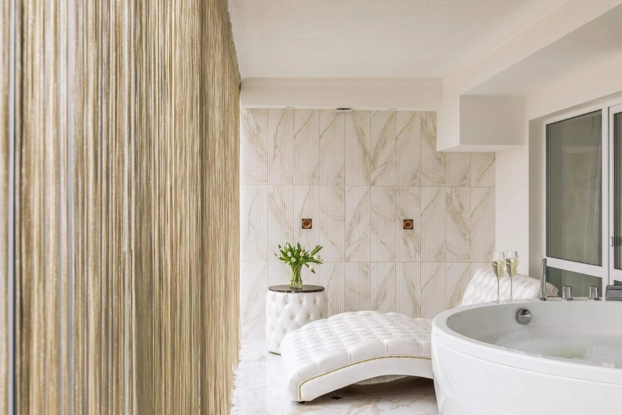 Prestige Jacuzzi Apartment by LIUKSAI