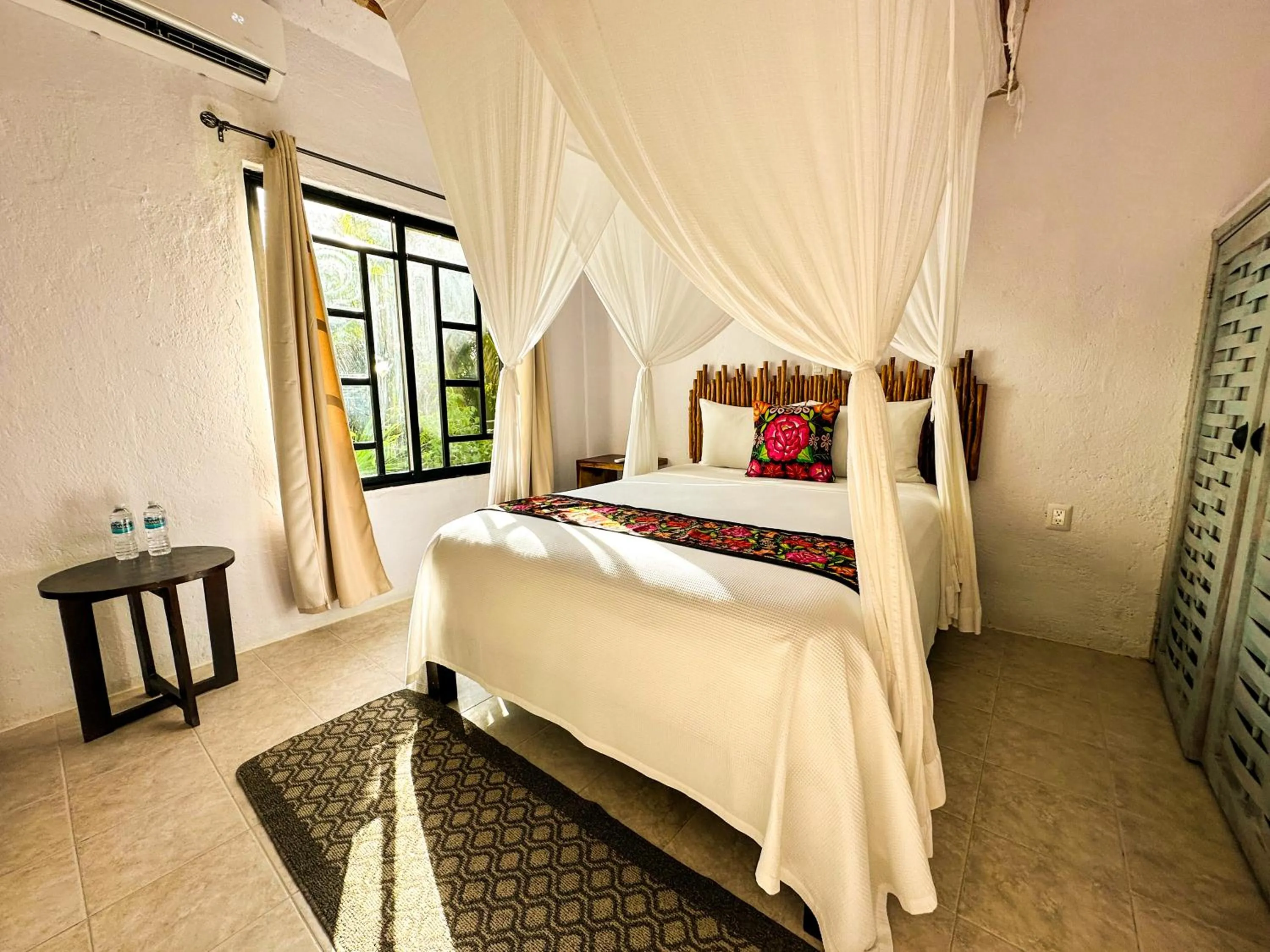 Photo of the whole room, Bed in Alito Tulum Hotel