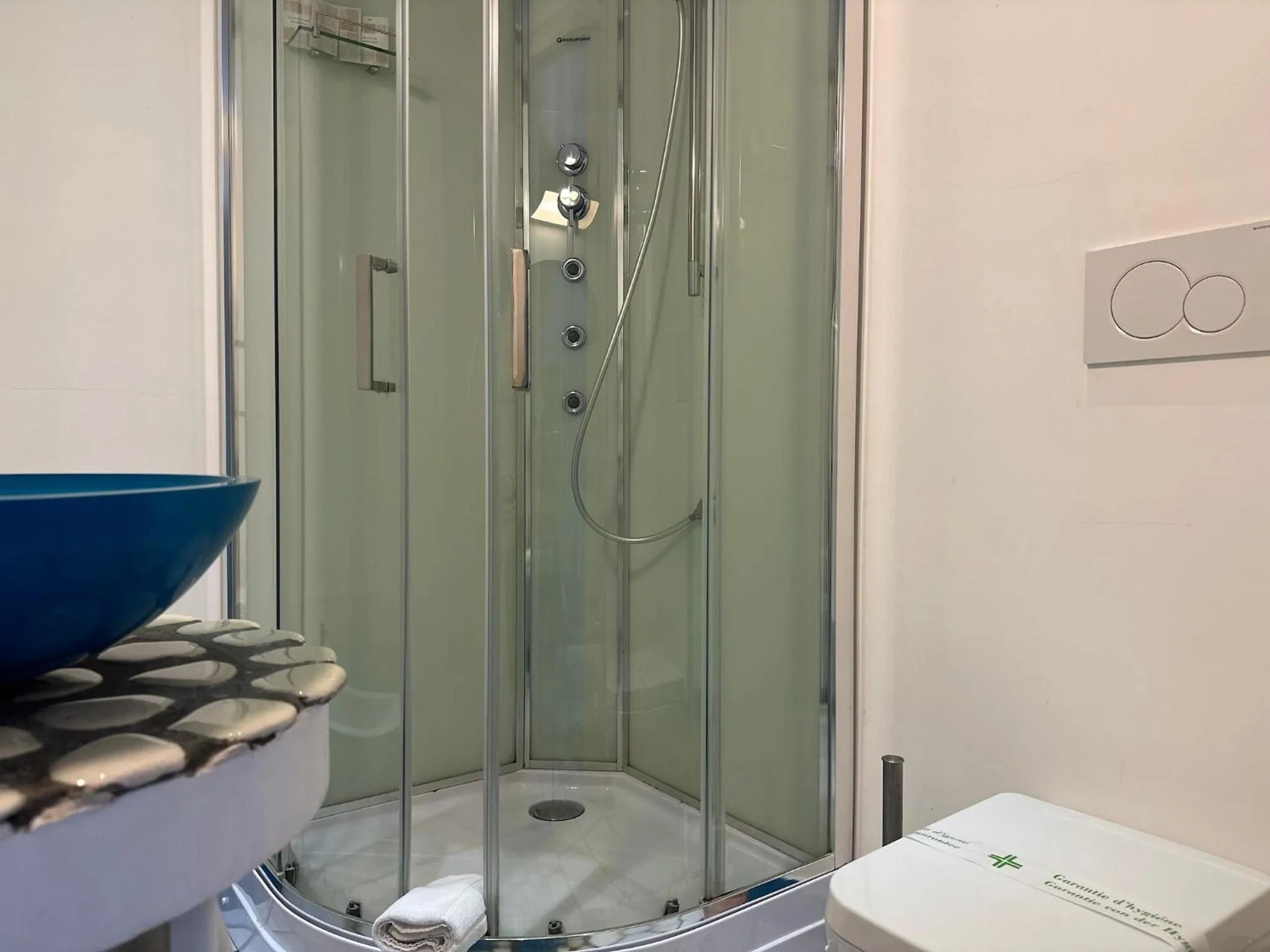 Shower in Hotel Holiday