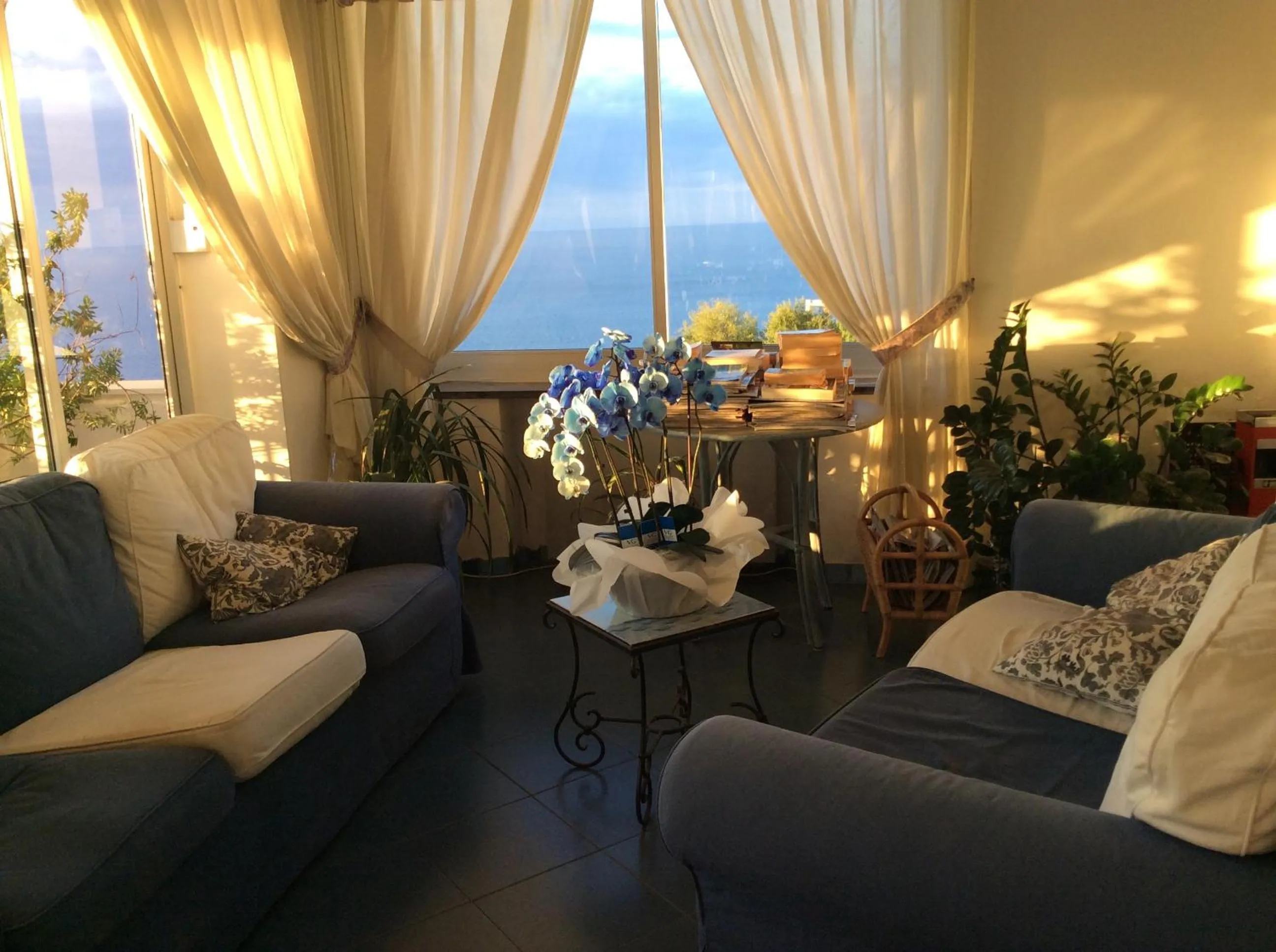 Seating area in Hotel Holiday