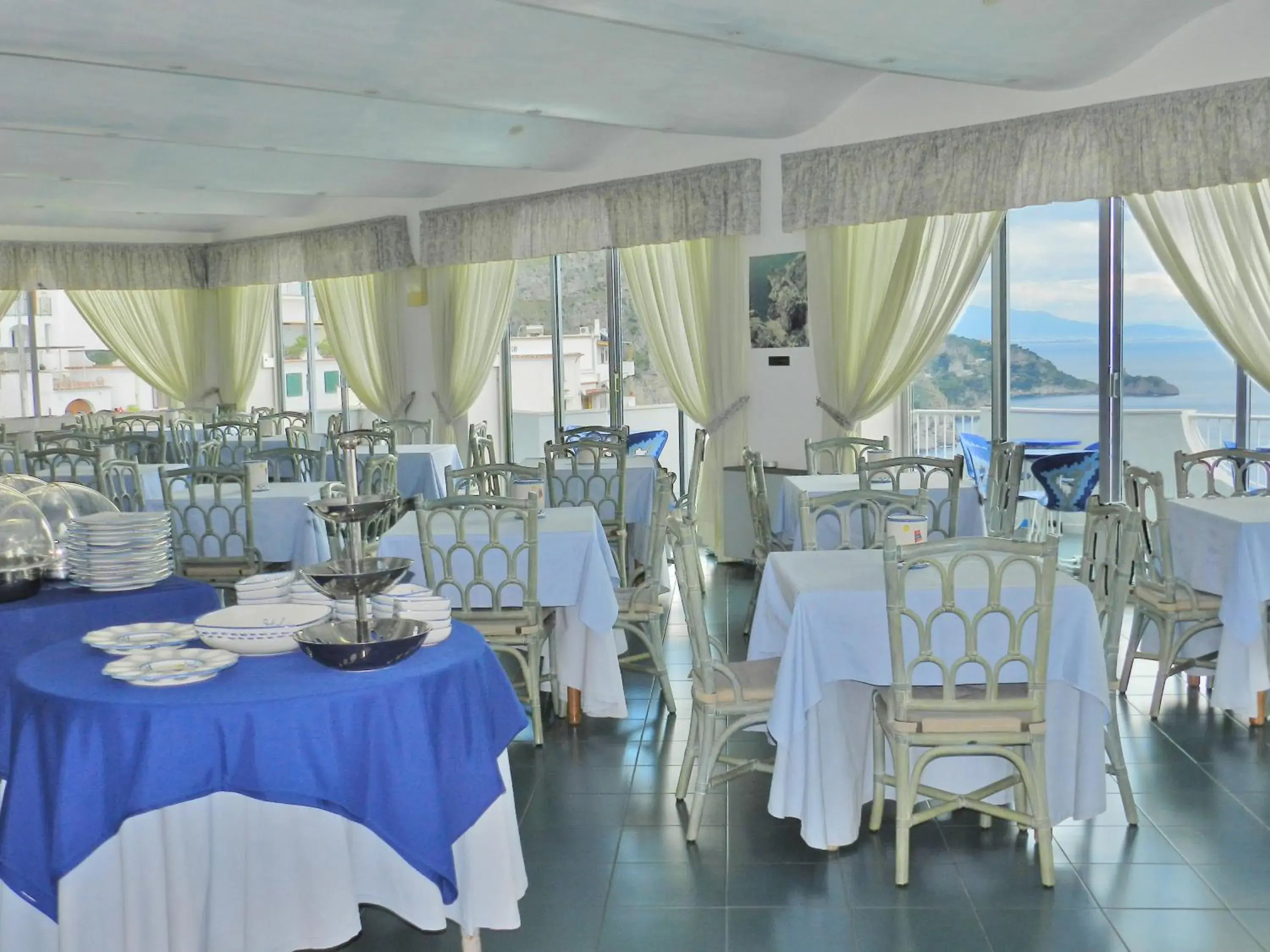 Lounge or bar in Hotel Holiday Lounge or bar in Hotel Holiday