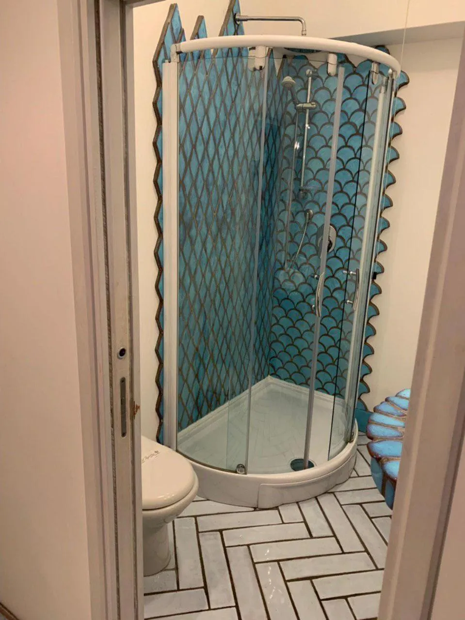 Shower in Hotel Holiday