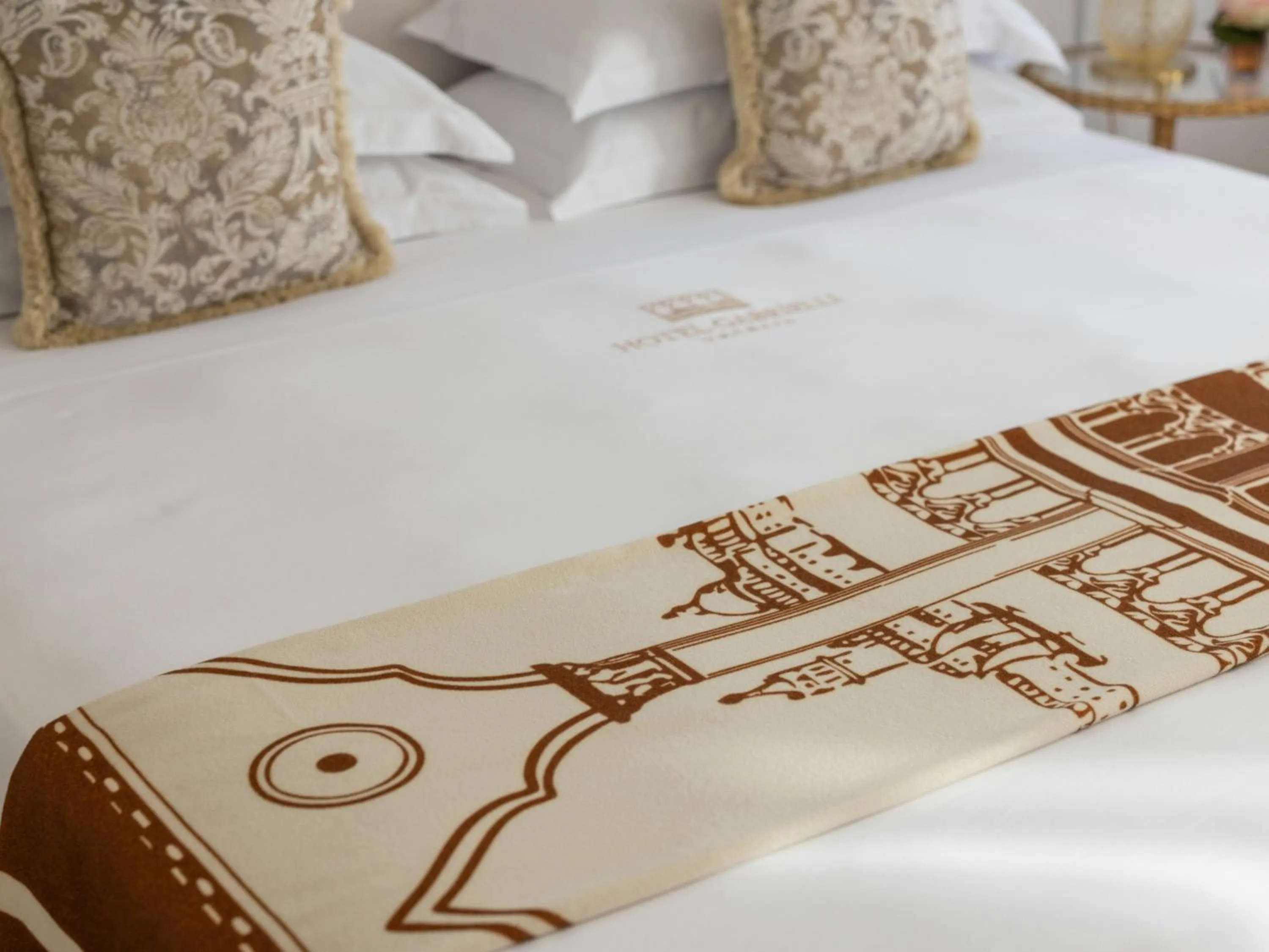 Decorative detail, Bed in Hotel Gabrielli Venezia - Starhotels Collezione
