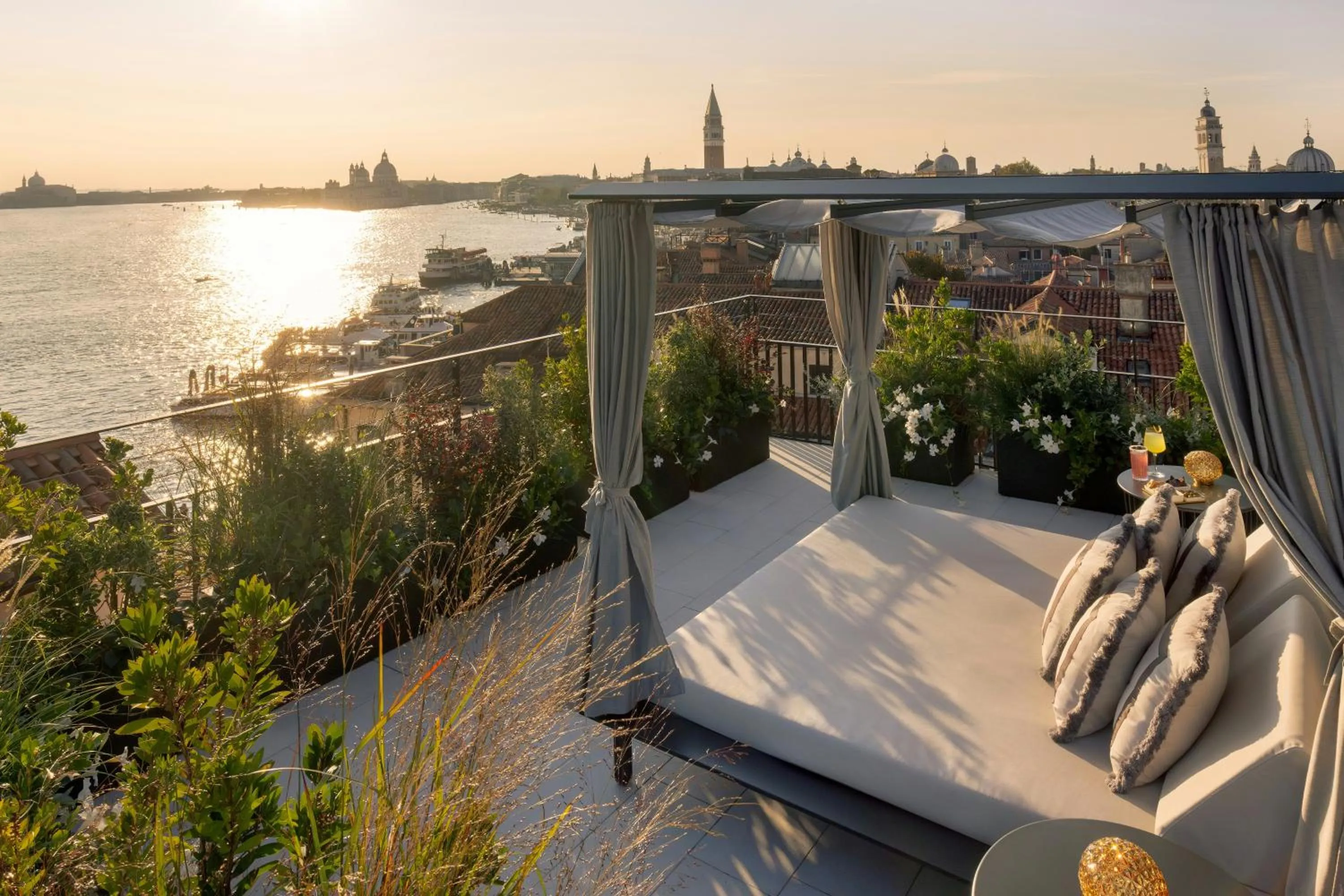 Photo of the whole room in Hotel Gabrielli Venezia - Starhotels Collezione