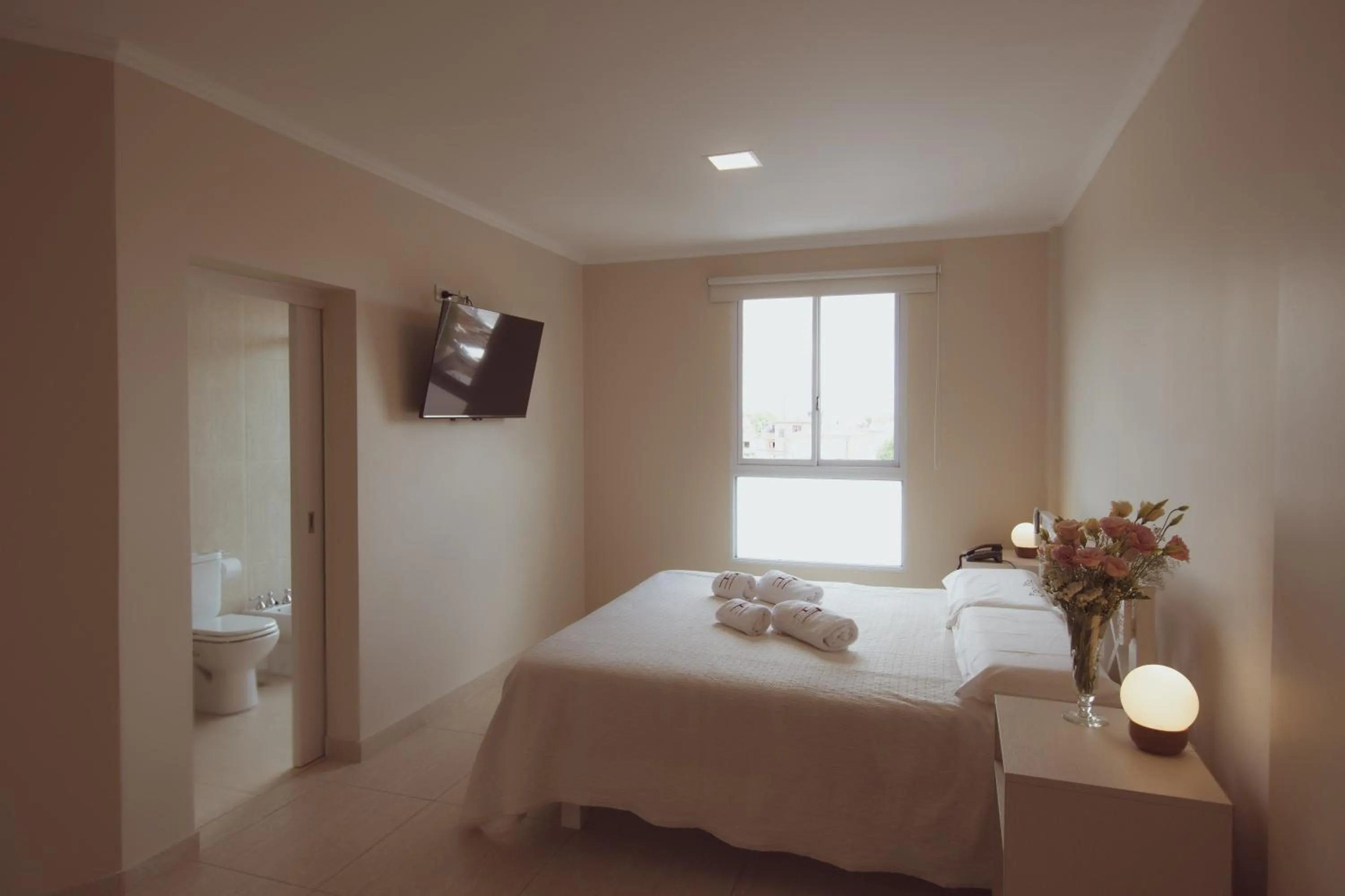 Photo of the whole room in Hotel Tonight