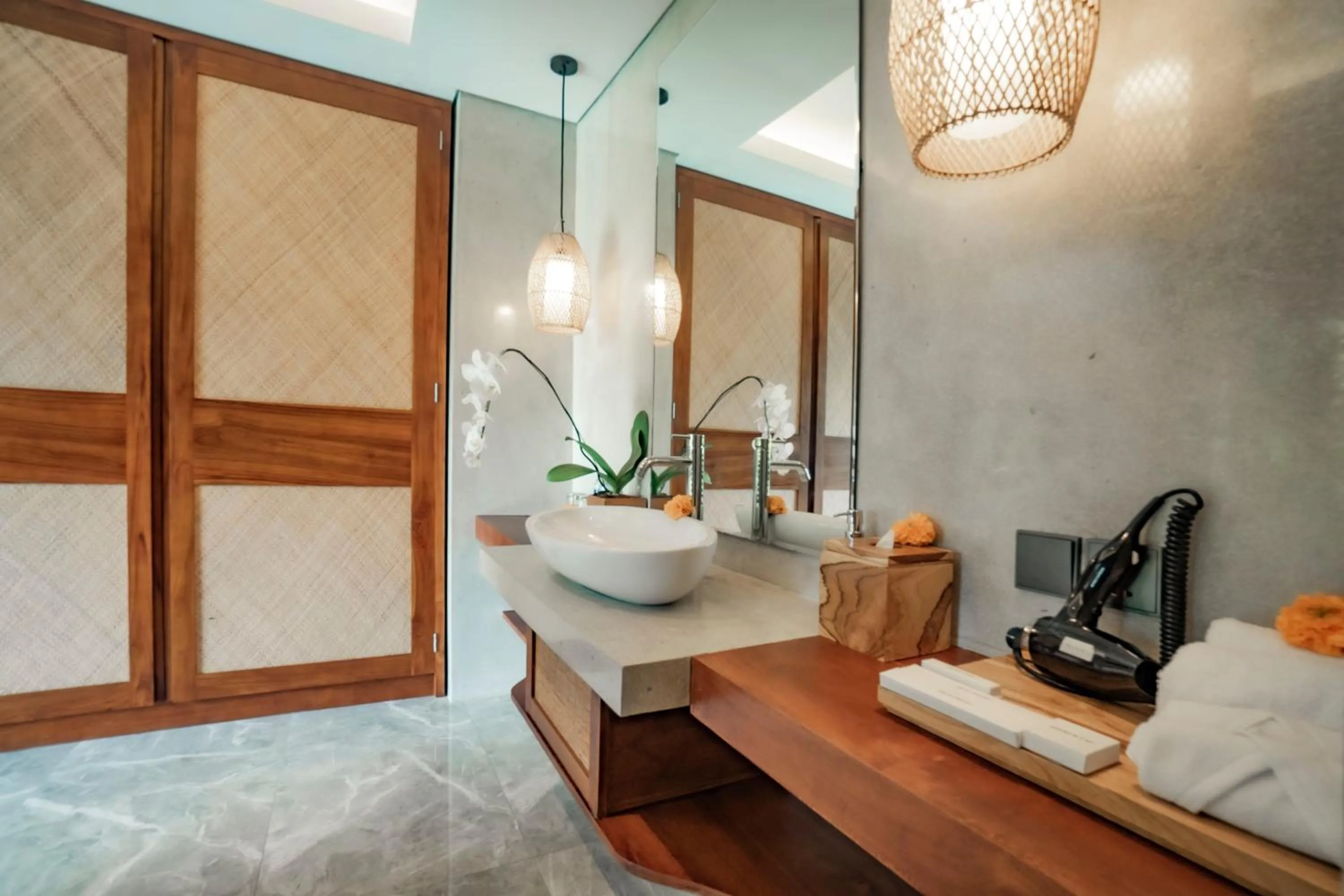 Bathroom in Uma Shanti Villa by Mahaputra