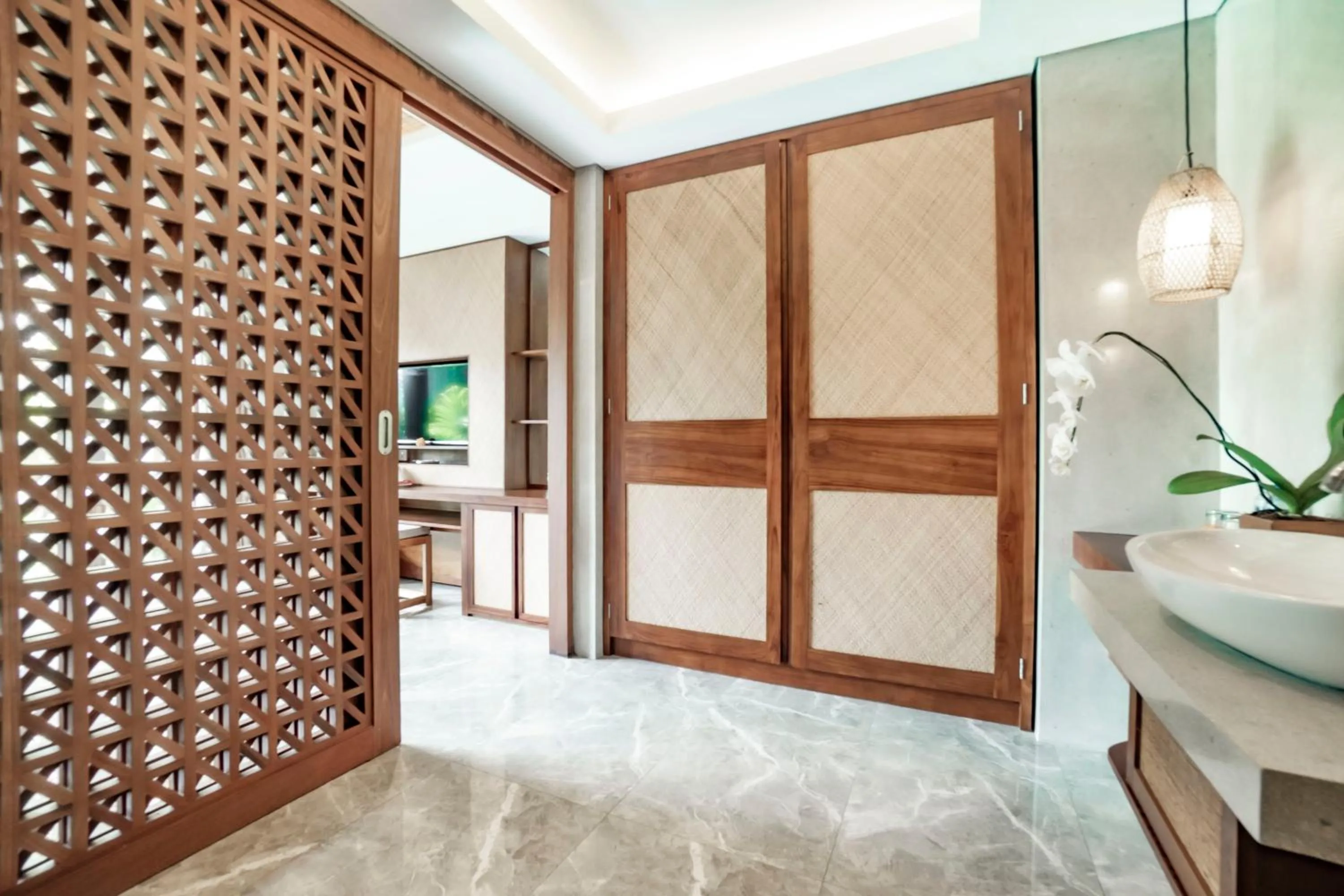wardrobe in Uma Shanti Villa by Mahaputra
