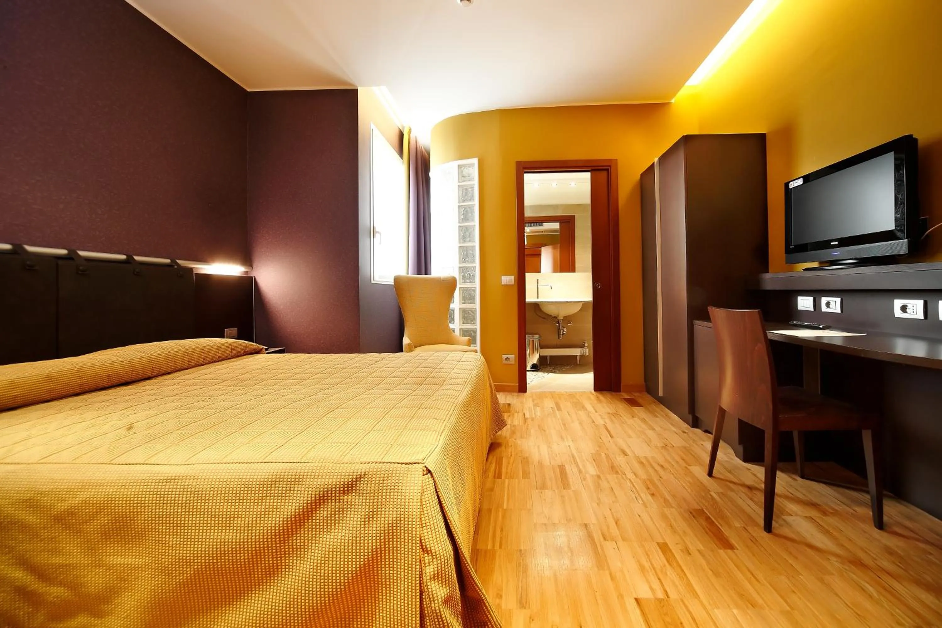 Photo of the whole room, Bed in Hotel Terminal