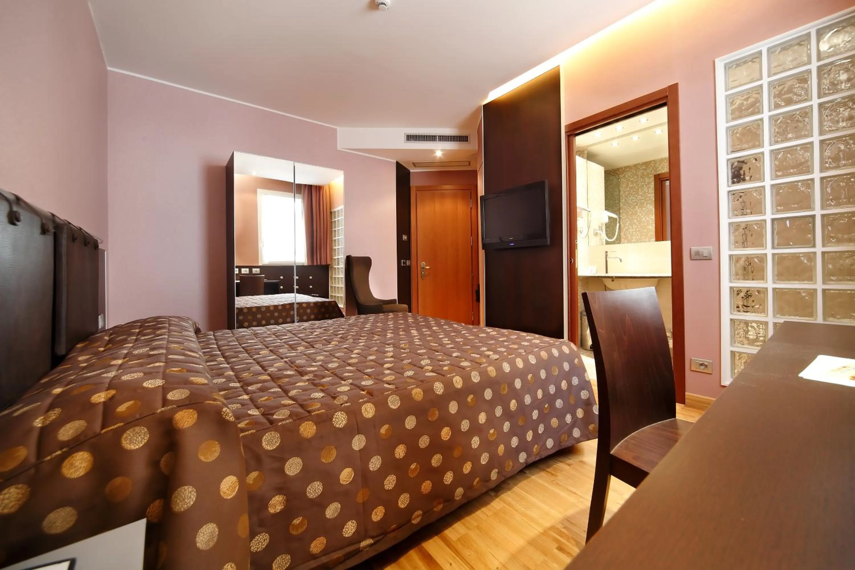 Photo of the whole room, Bed in Hotel Terminal