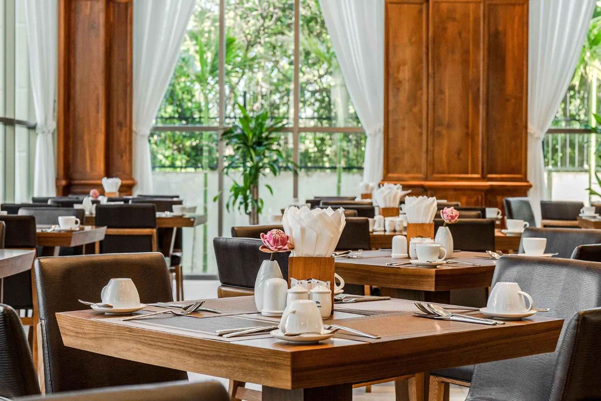 Restaurant/places to eat in Sea Breeze Hotel & Villa