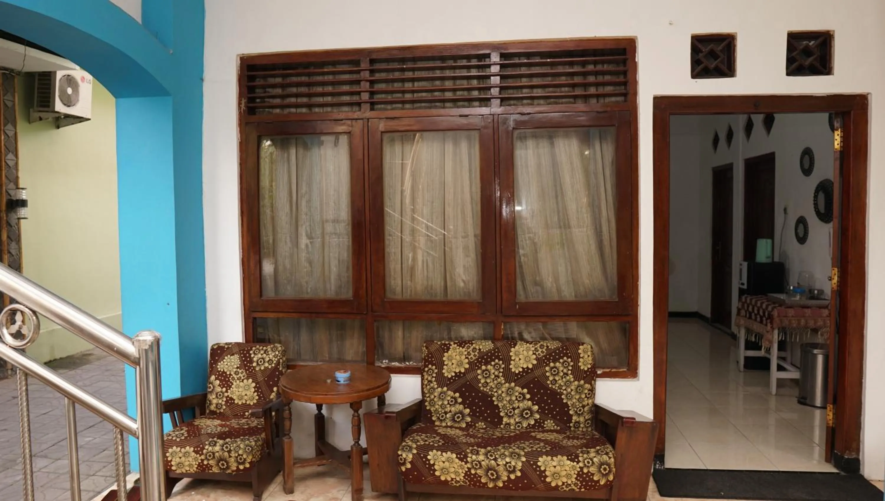 Seating area in Jazz Room Kampung Inggris Syariah