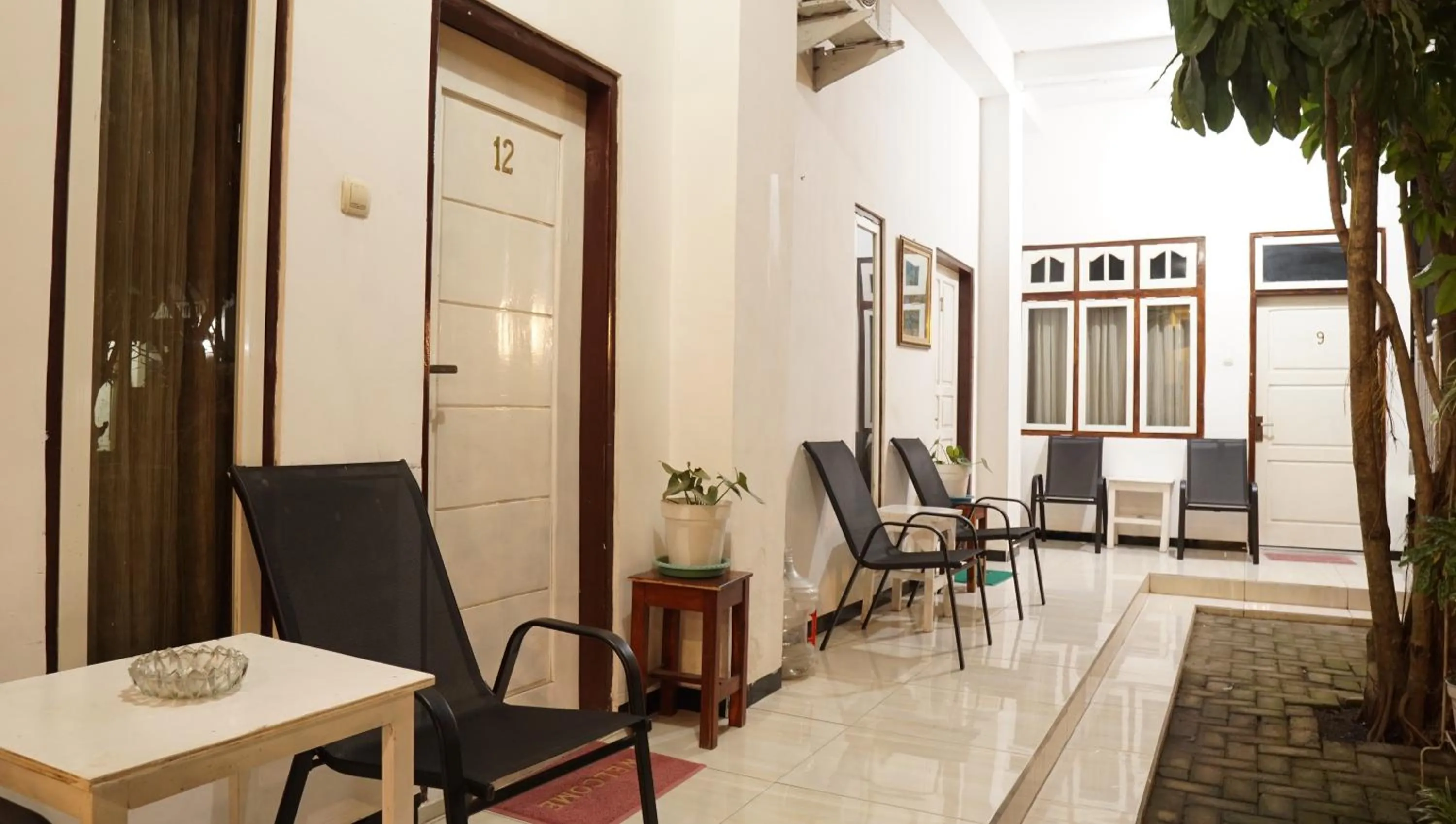 Seating area in Jazz Room Kampung Inggris Syariah