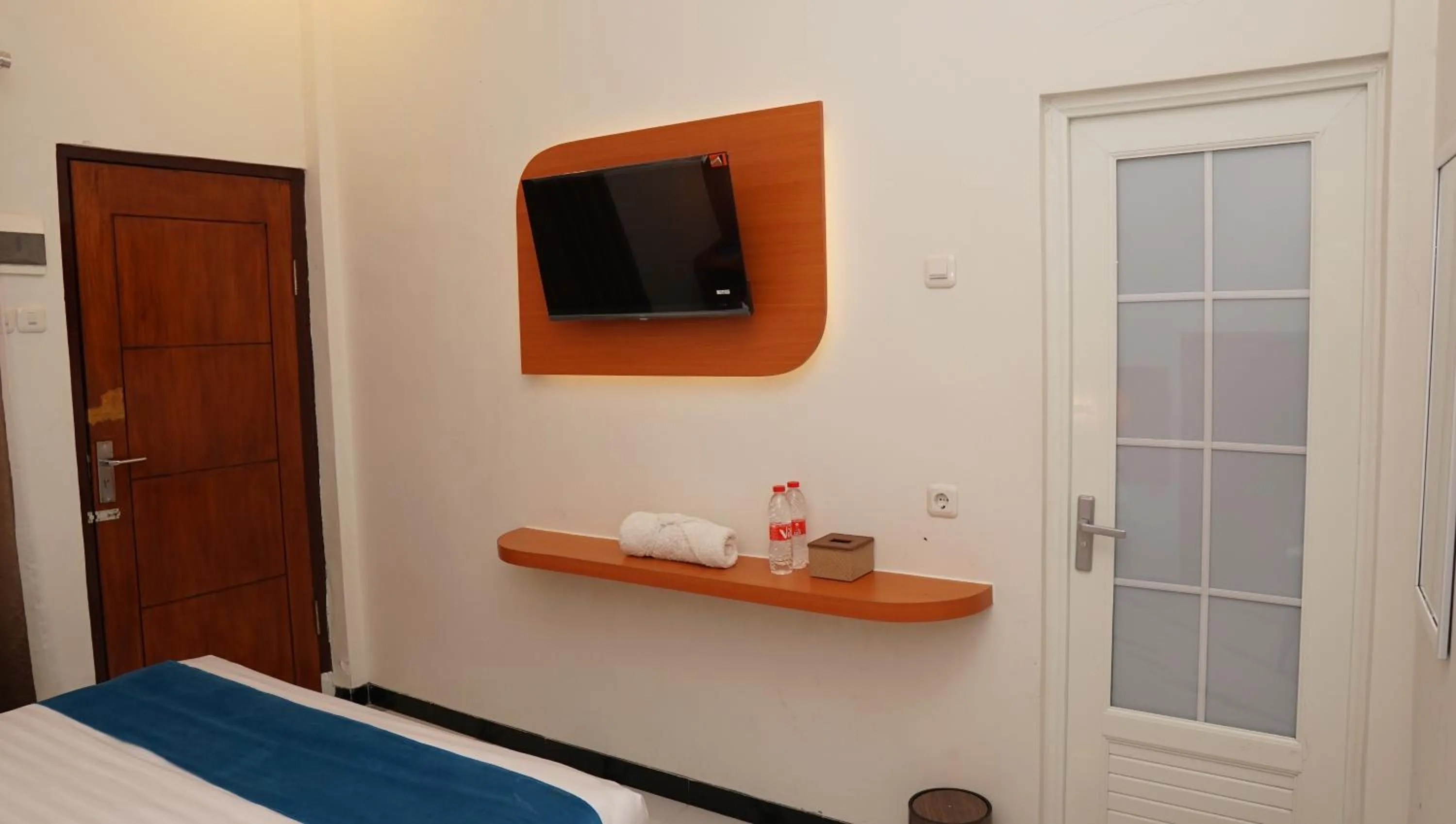 TV and multimedia, Bed in Jazz Room Kampung Inggris Syariah