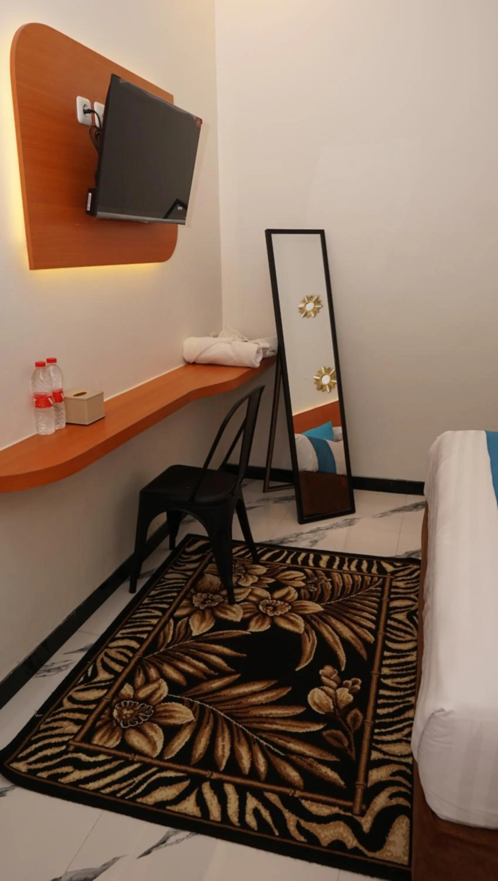 TV and multimedia, Bed in Jazz Room Kampung Inggris Syariah