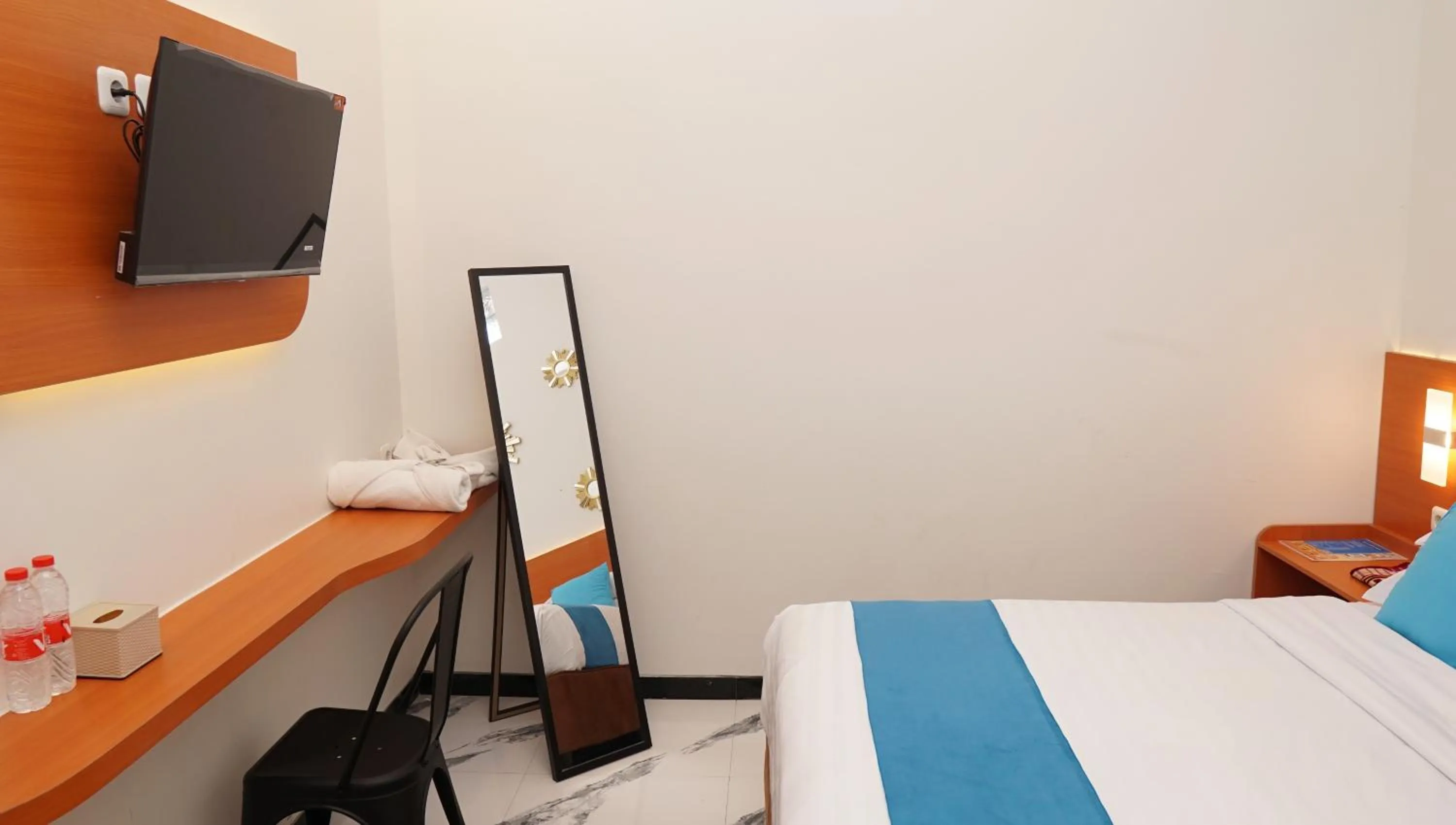 Communal lounge/ TV room, Bed in Jazz Room Kampung Inggris Syariah