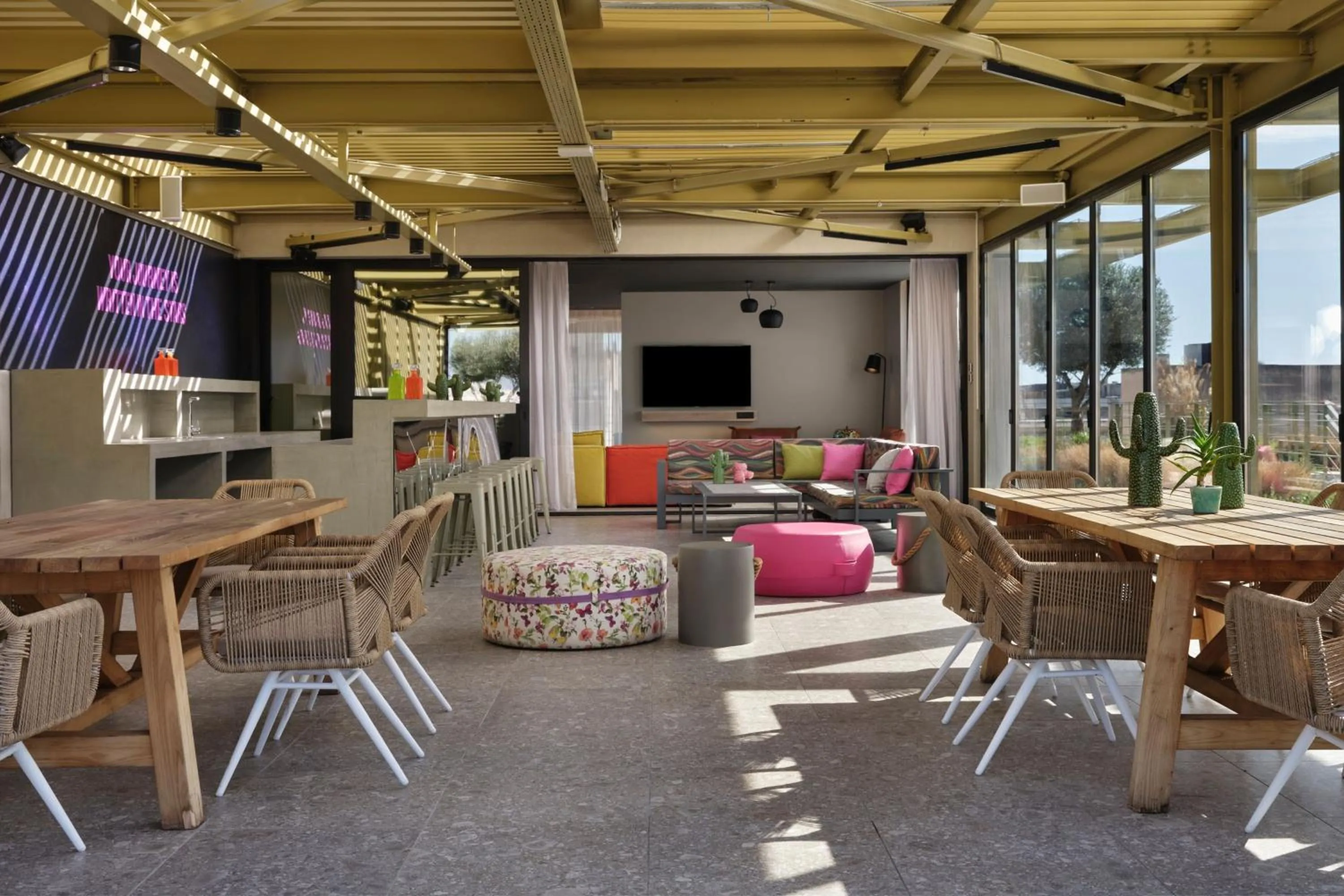 Photo of the whole room in Moxy Athens City