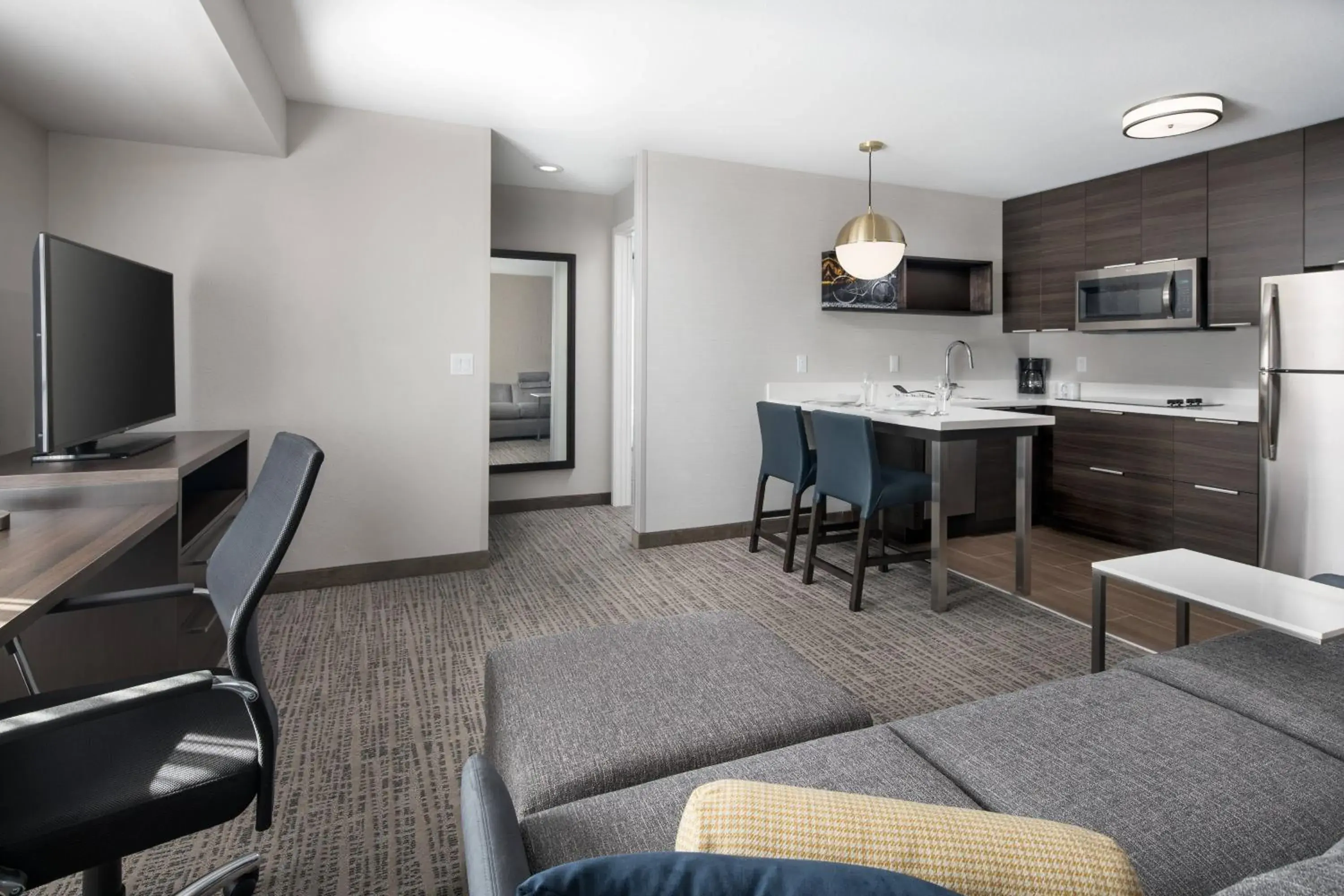 Bedroom, Kitchen/Kitchenette in Residence Inn by Marriott Detroit Sterling Heights