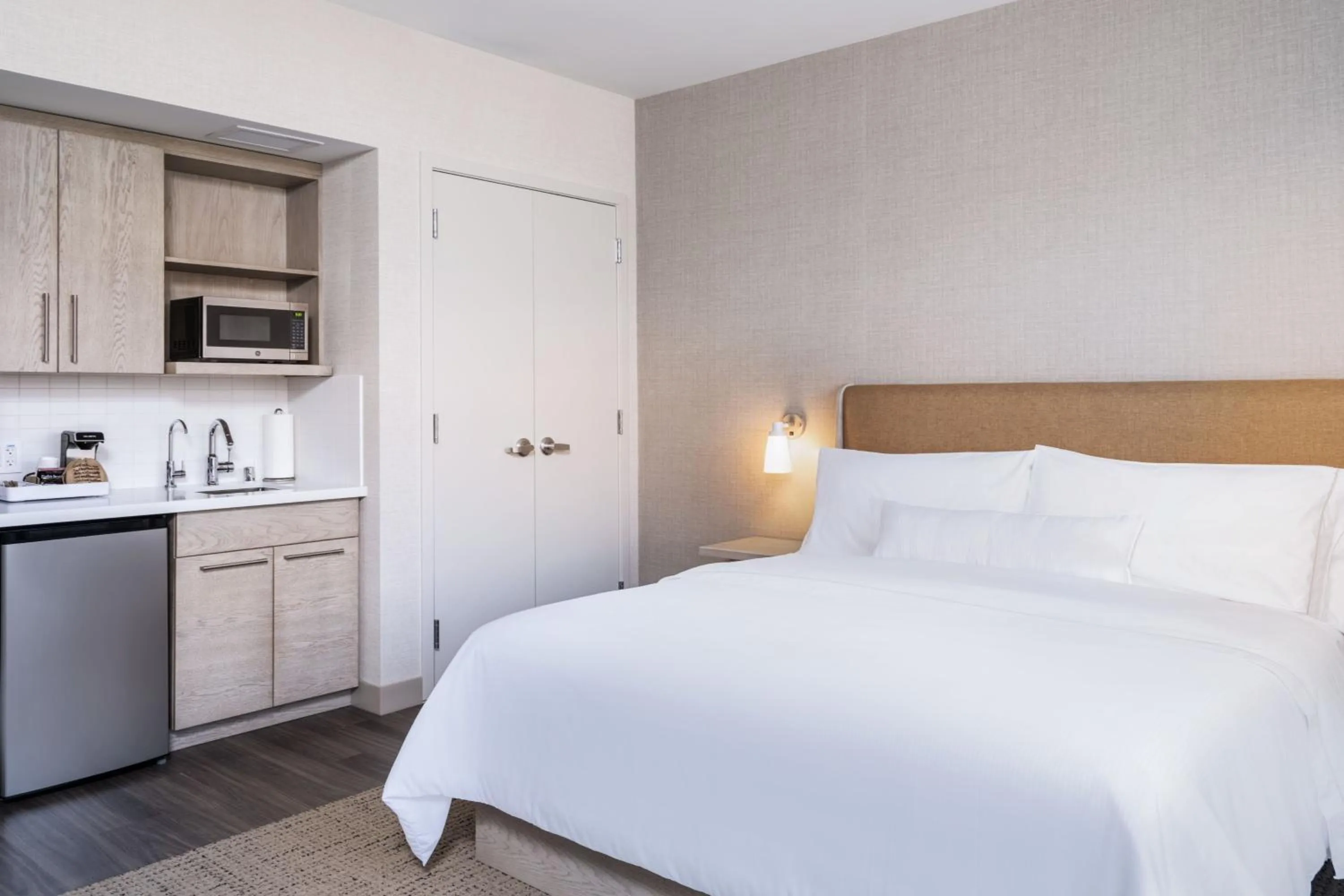 Photo of the whole room, Bed in Element San Jose Airport