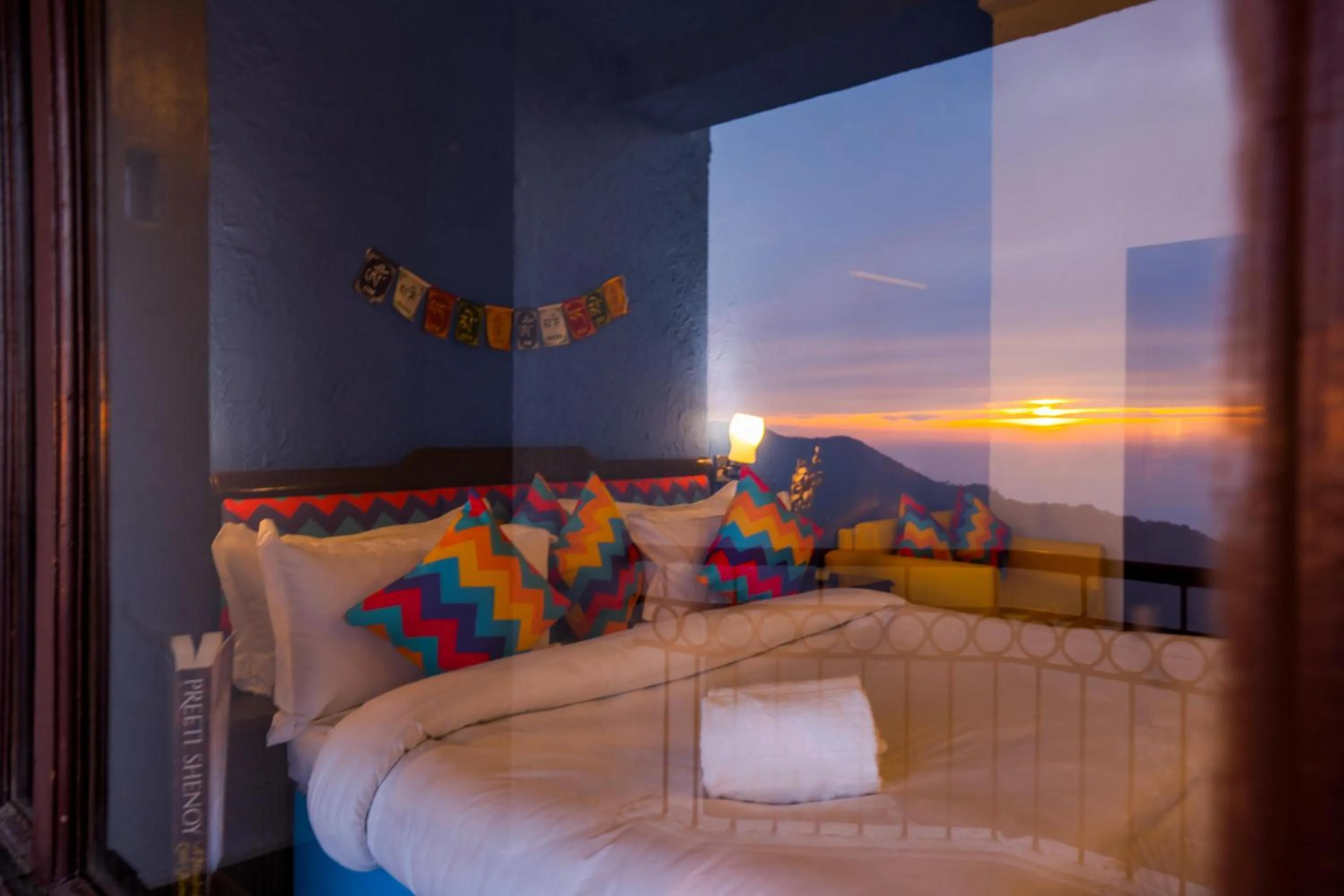 Bed in goSTOPS Mussoorie, Picture Palace