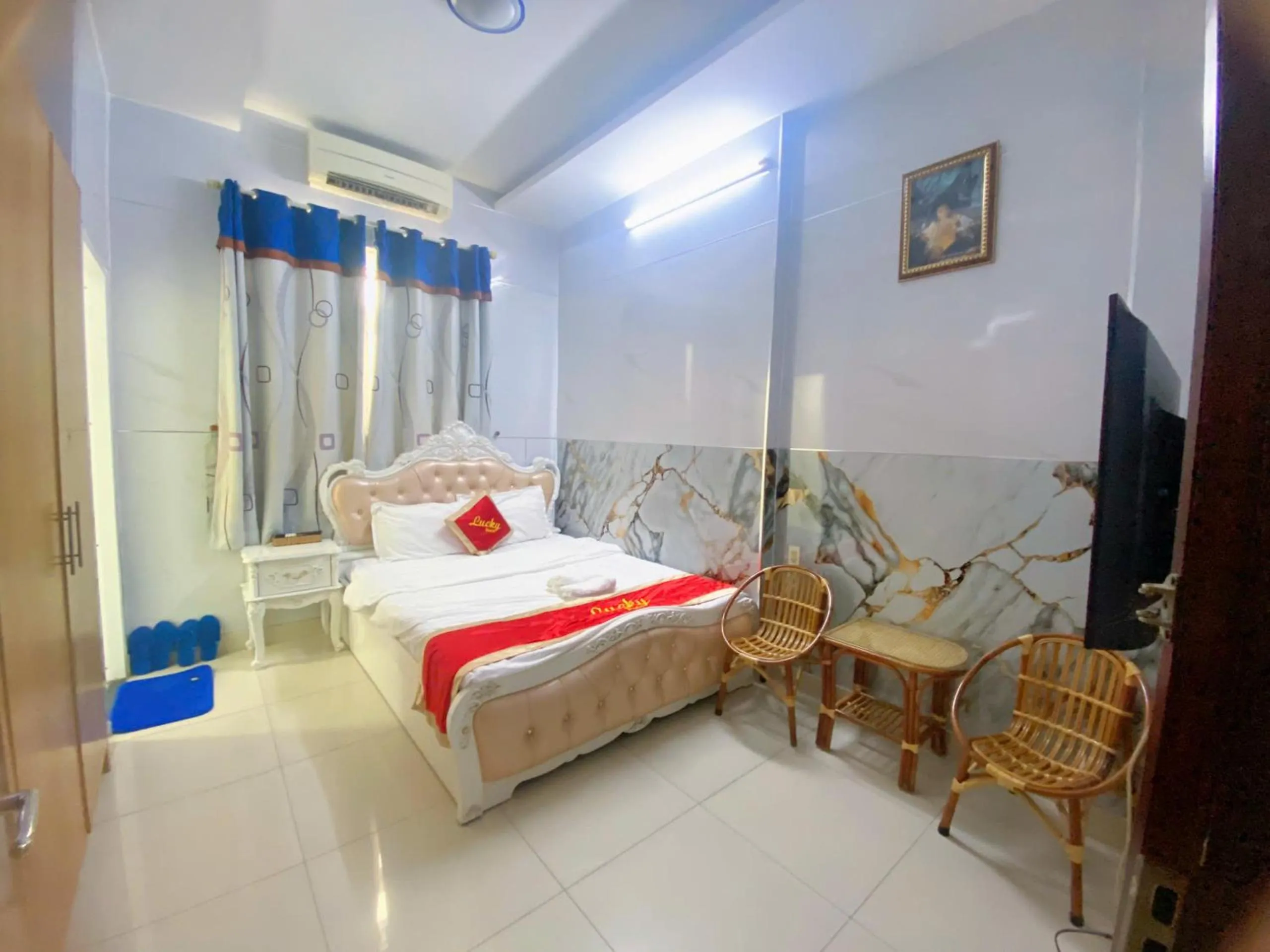 Bedroom, Bed in Lucky hotel