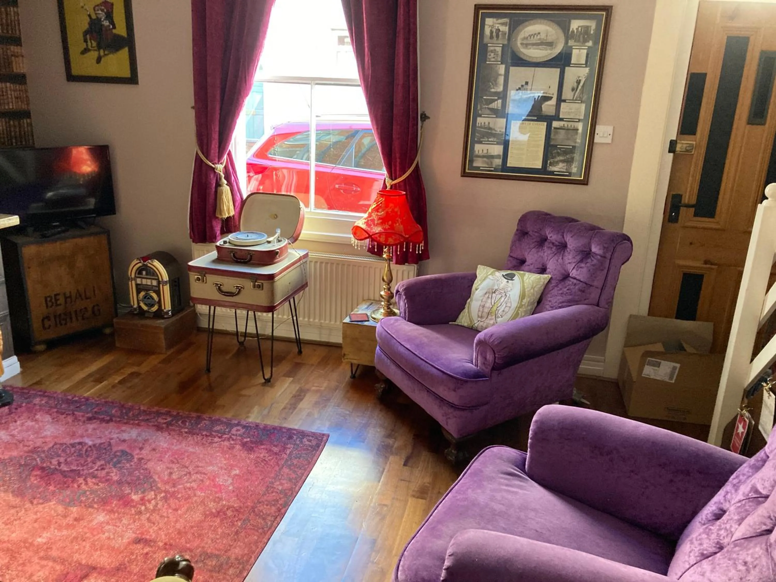 TV and multimedia in Bedford House Retreat
