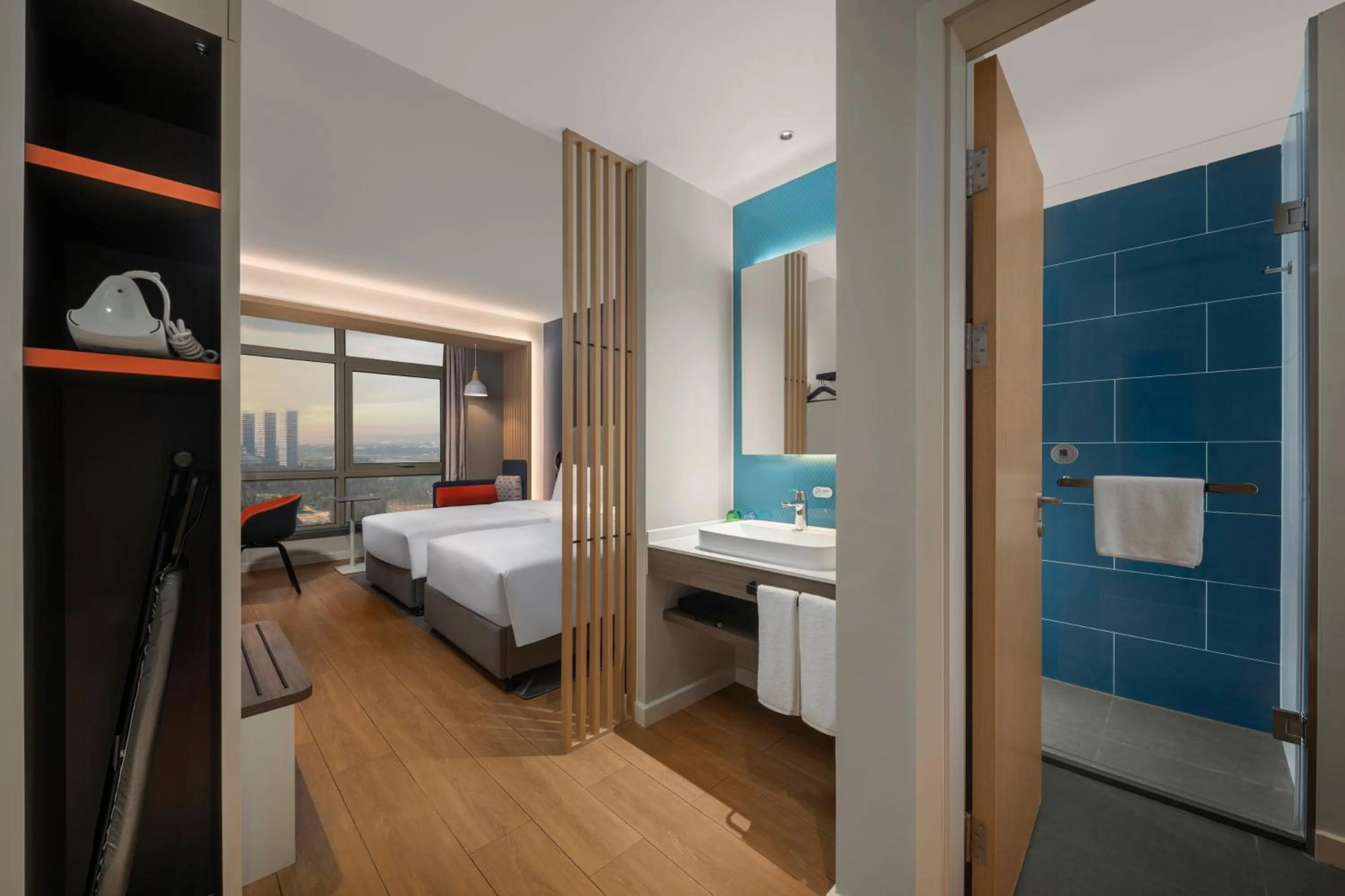 Toilet, Bed in Holiday Inn Express Beihai Silver Beach by IHG