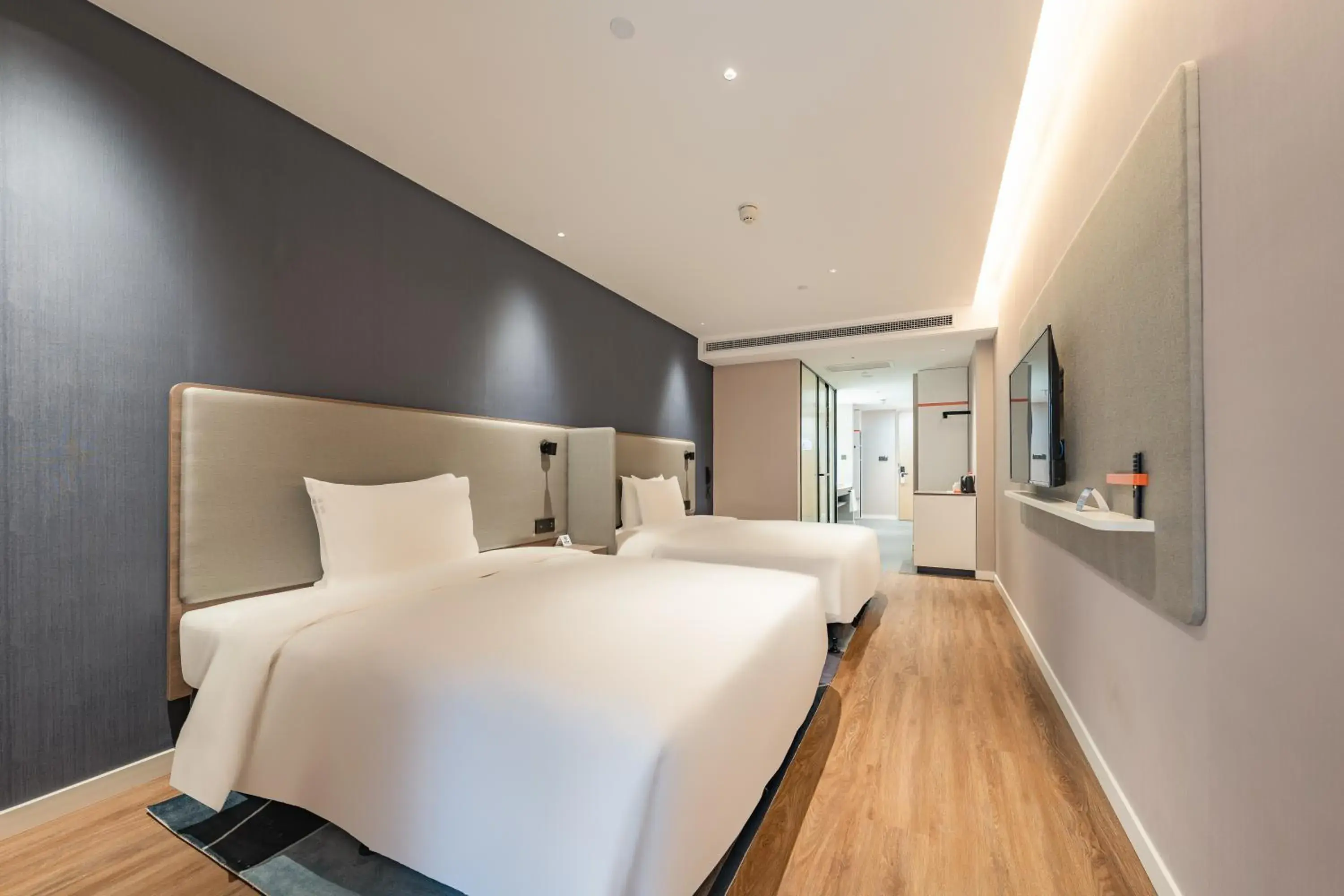 Bed in Holiday Inn Express Shanghai Expo Centre by IHG Bed in Holiday Inn Express Shanghai Expo Centre by IHG