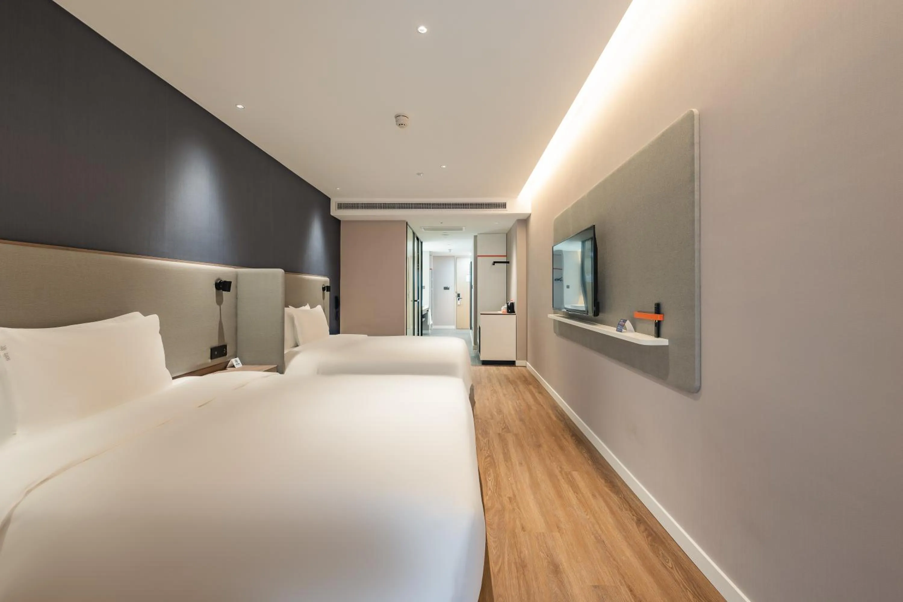 Bed in Holiday Inn Express Shanghai Expo Centre by IHG