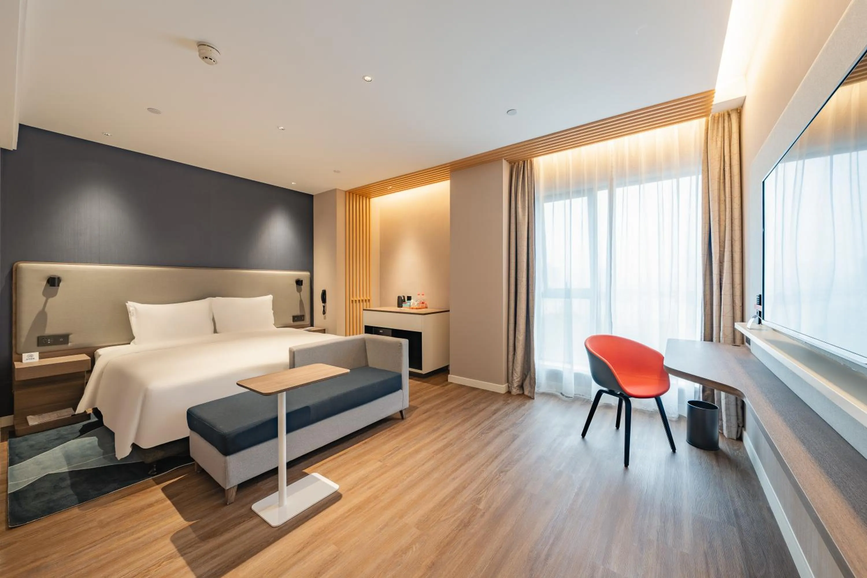 Bed in Holiday Inn Express Shanghai Expo Centre by IHG