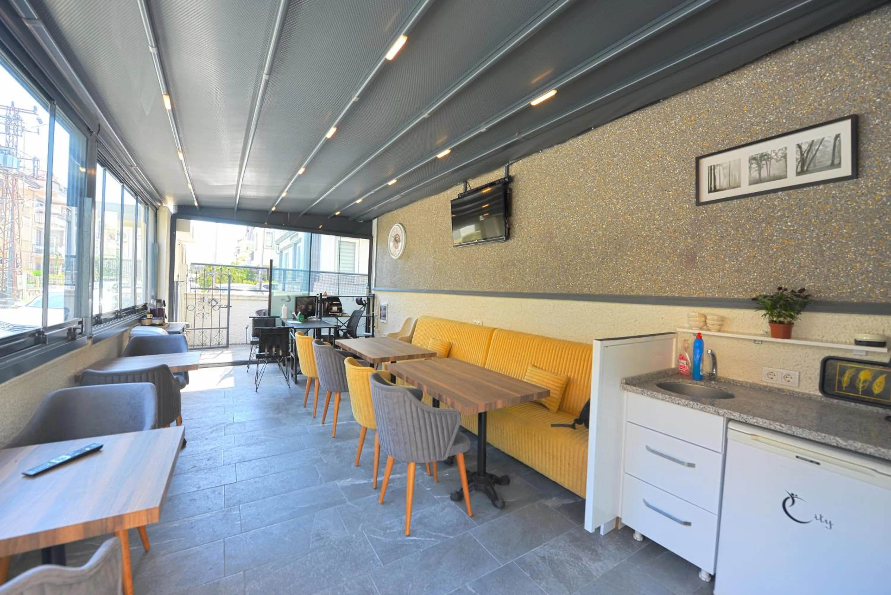 Restaurant/places to eat in Ozgur City Residence