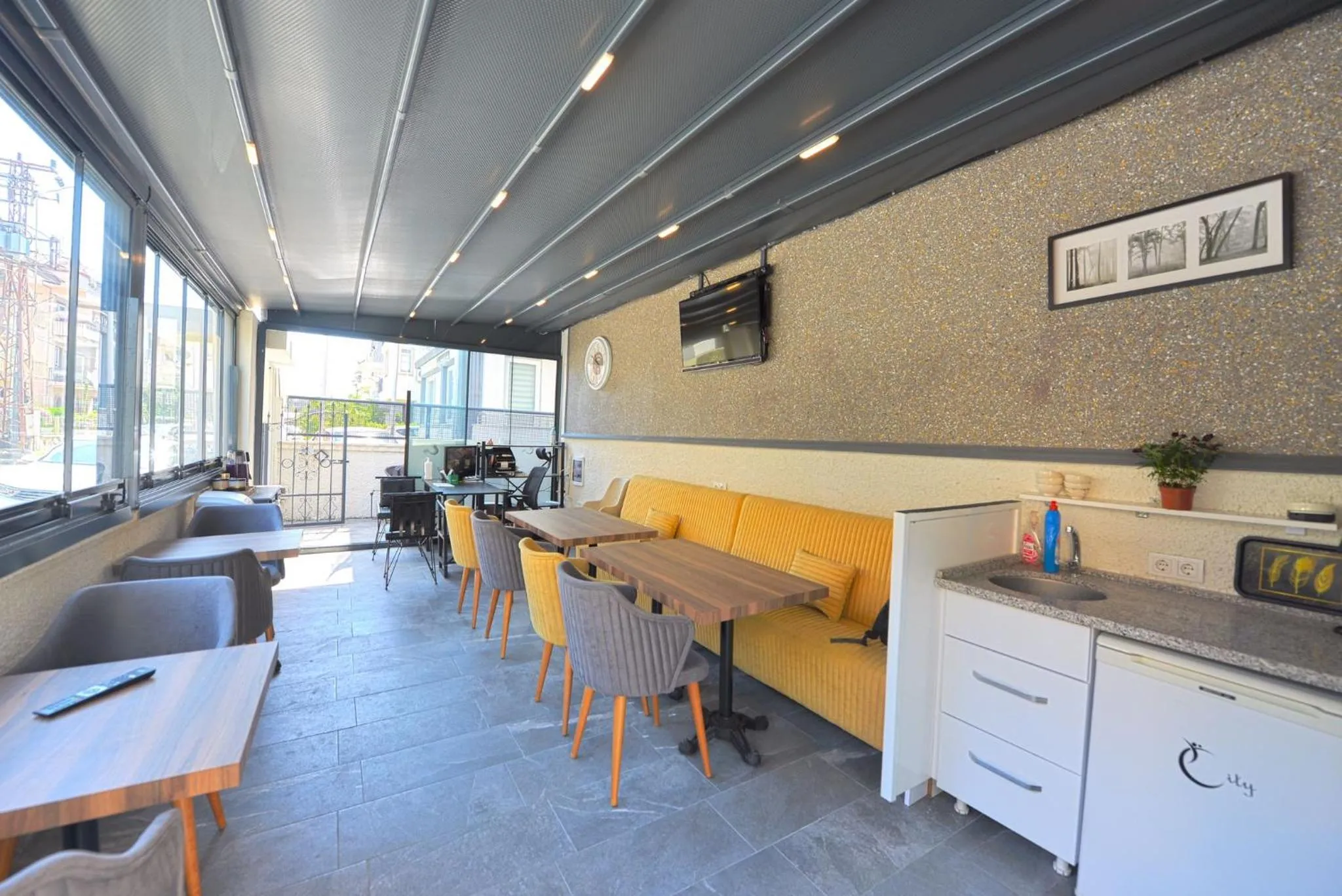 Restaurant/places to eat in Ozgur City Residence