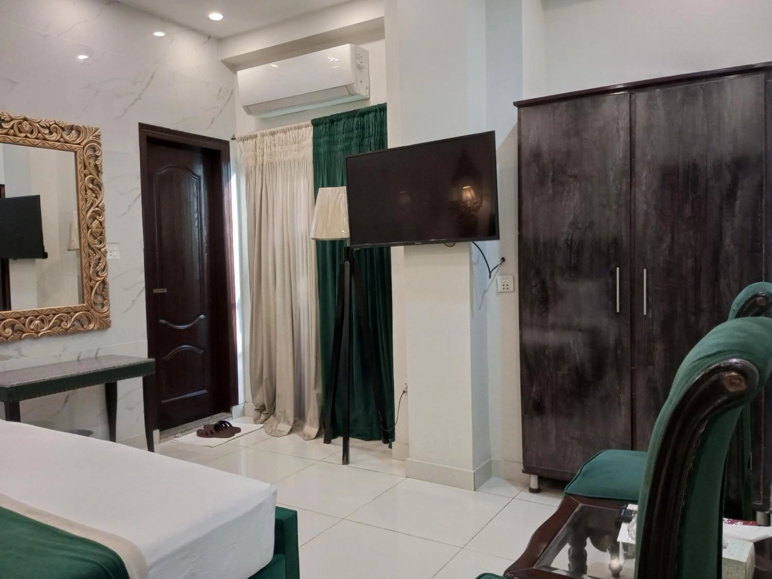 TV and multimedia in Golden One Hotel