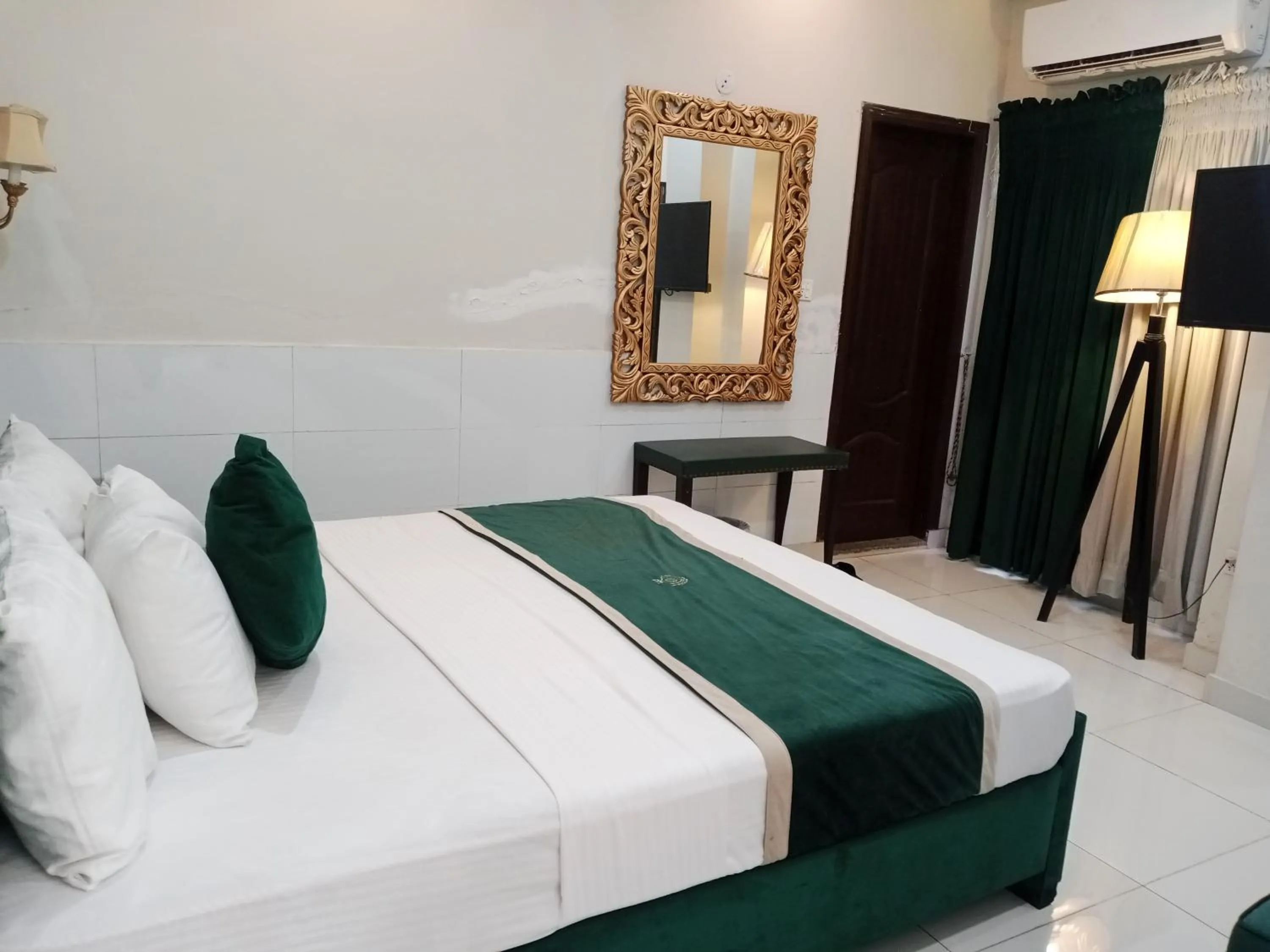 Bedroom, Bed in Golden One Hotel