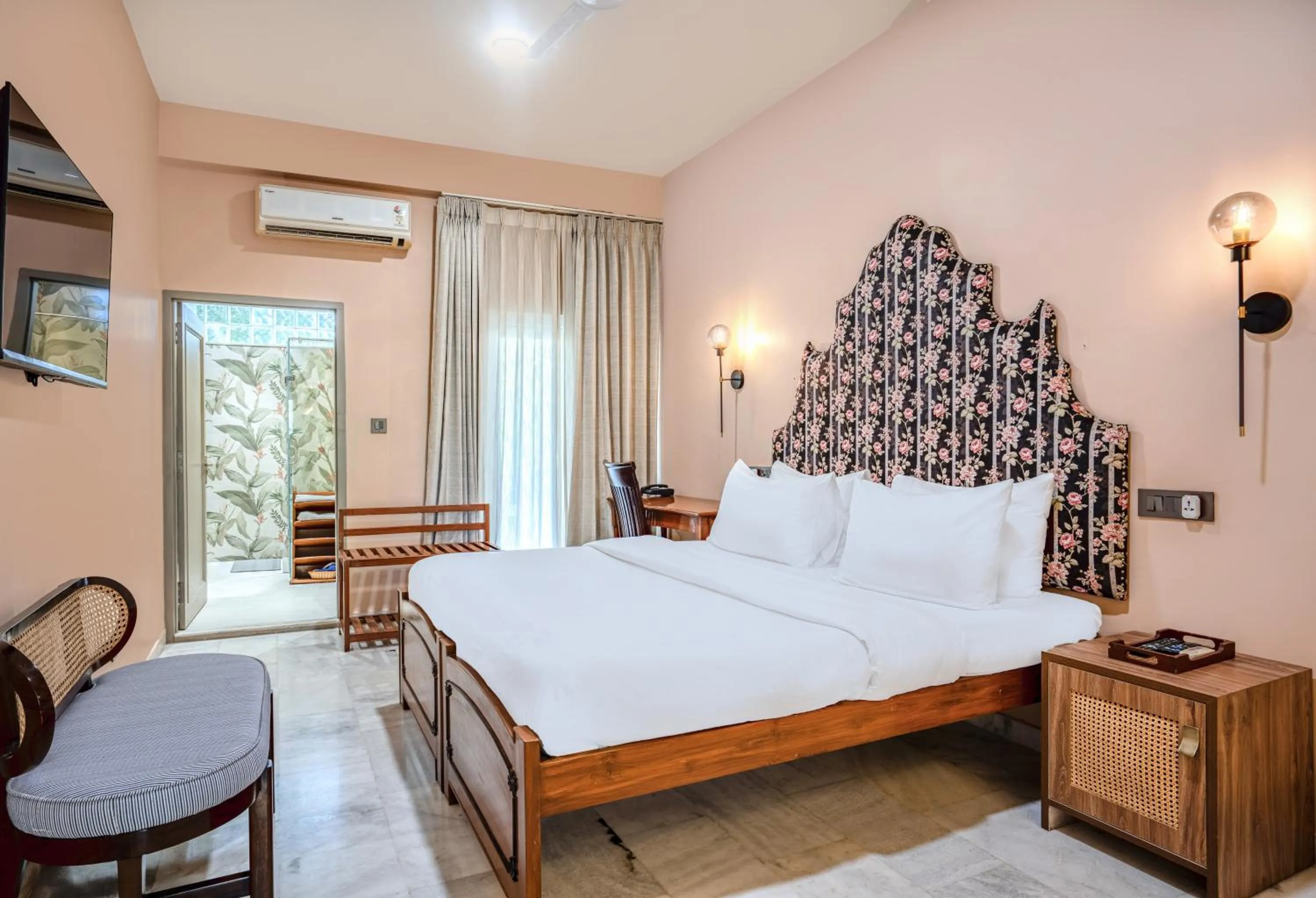 Bed in Girisadan - A City Centre Boutique Hotel