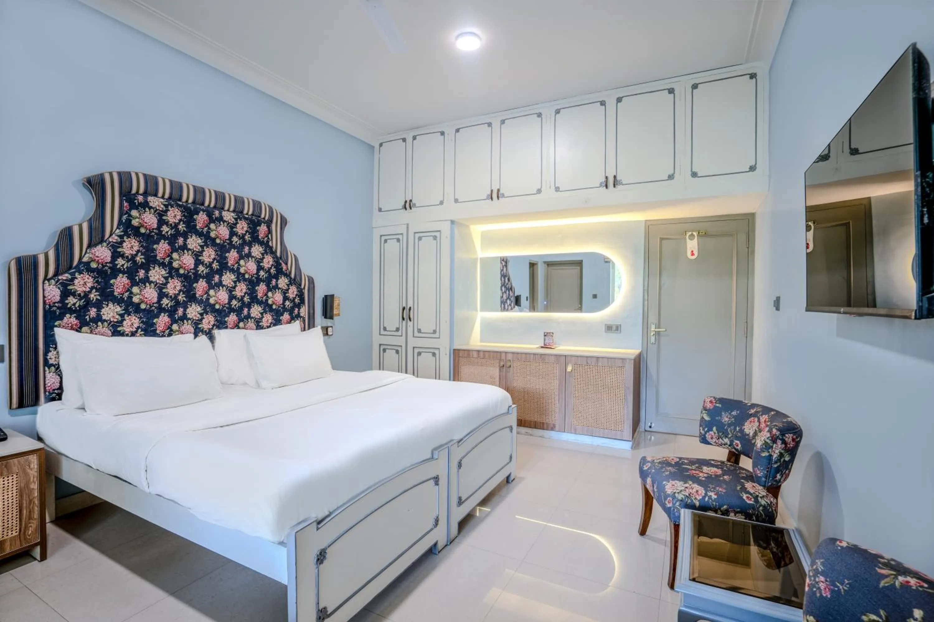 Bed in Girisadan - A City Centre Boutique Hotel