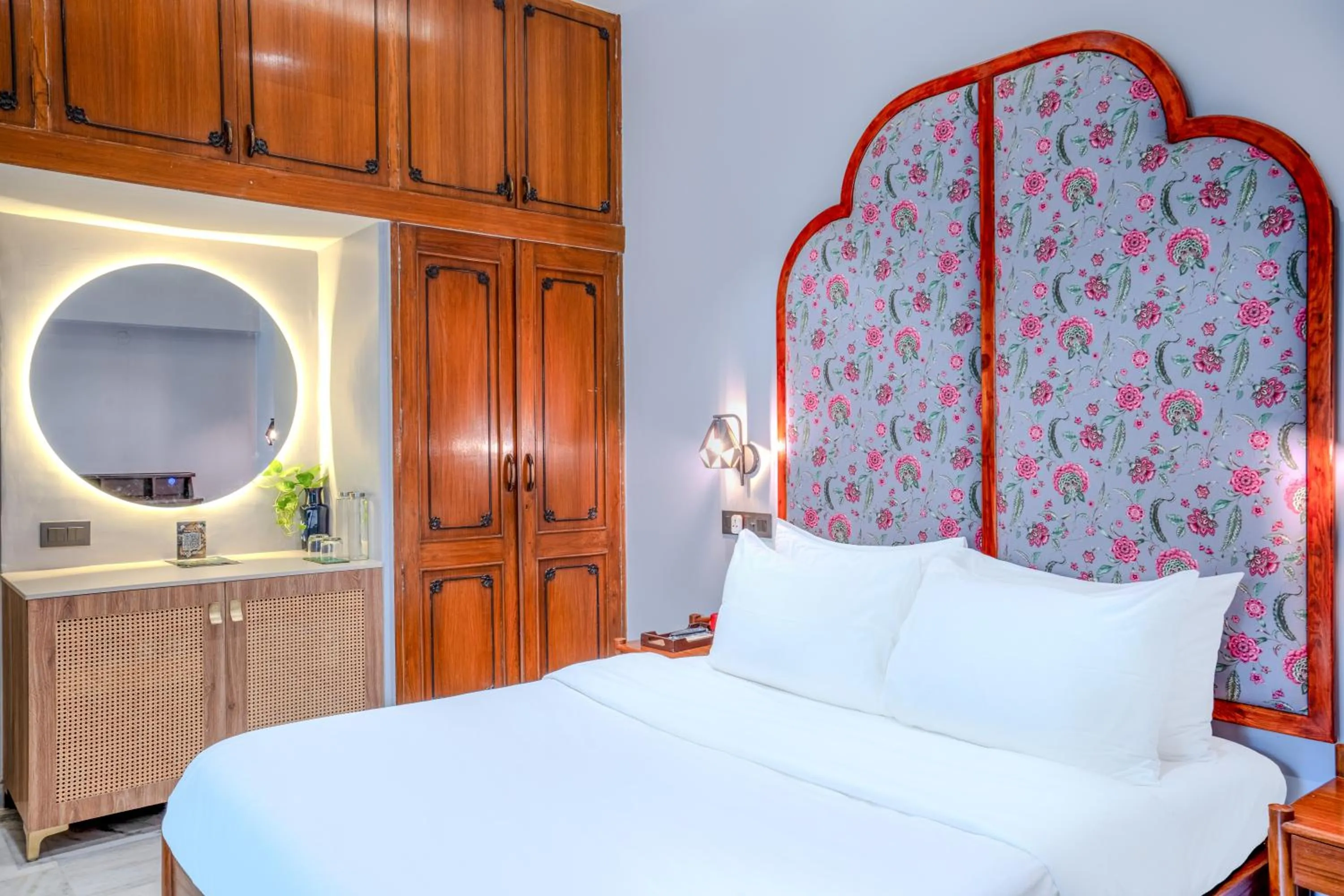 Bed in Girisadan - A City Centre Boutique Hotel