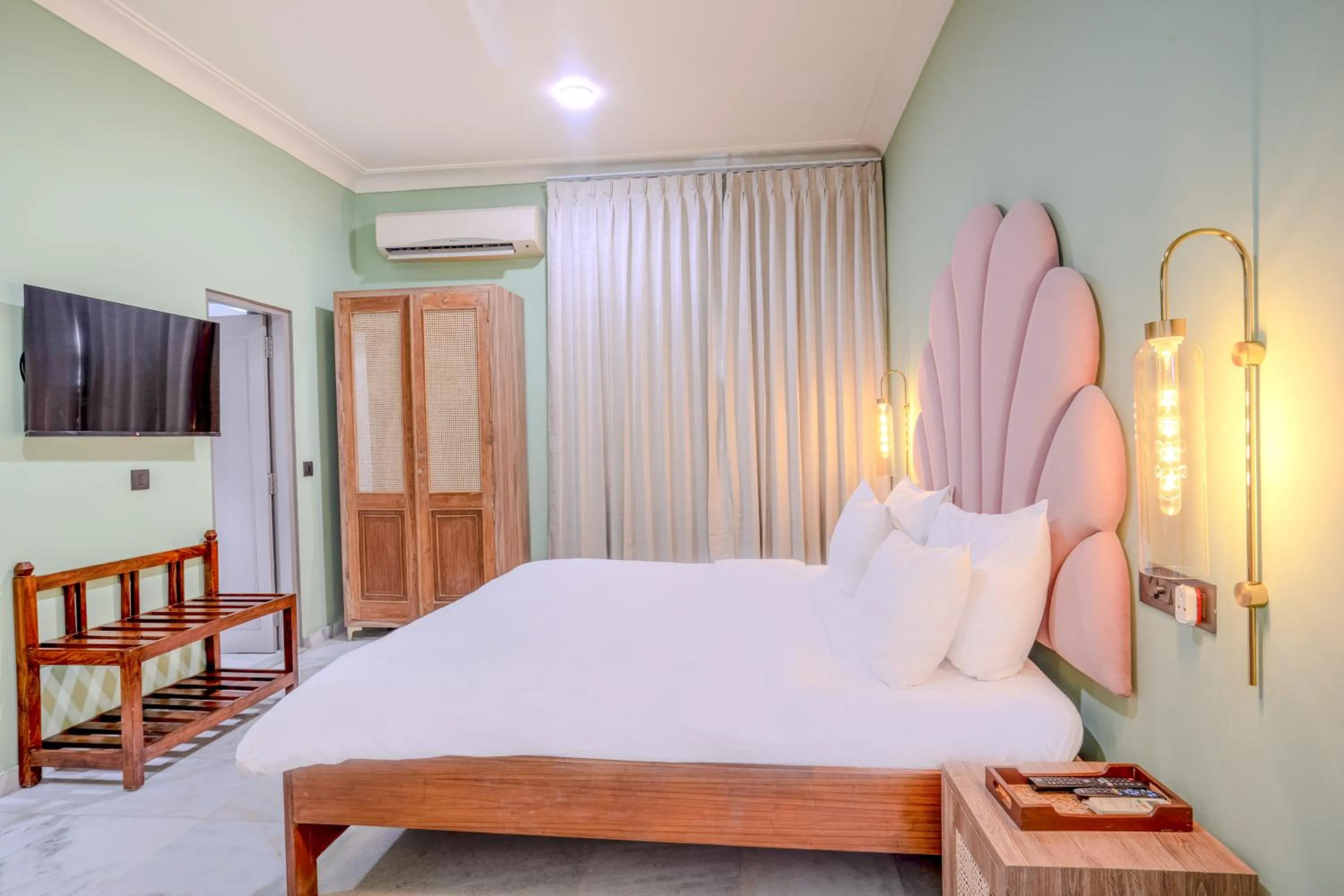 Bed in Girisadan - A City Centre Boutique Hotel