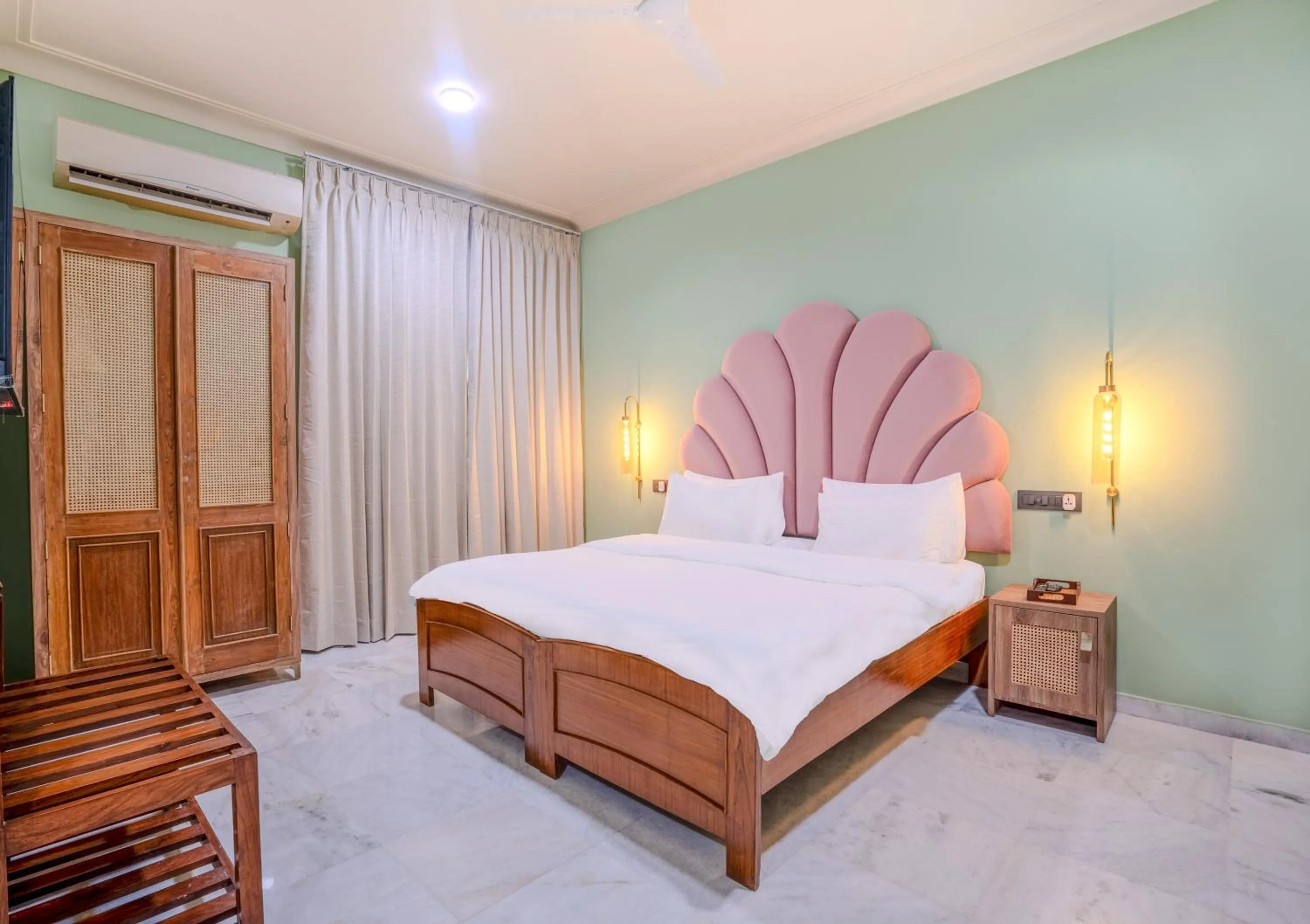 Bed in Girisadan - A City Centre Boutique Hotel
