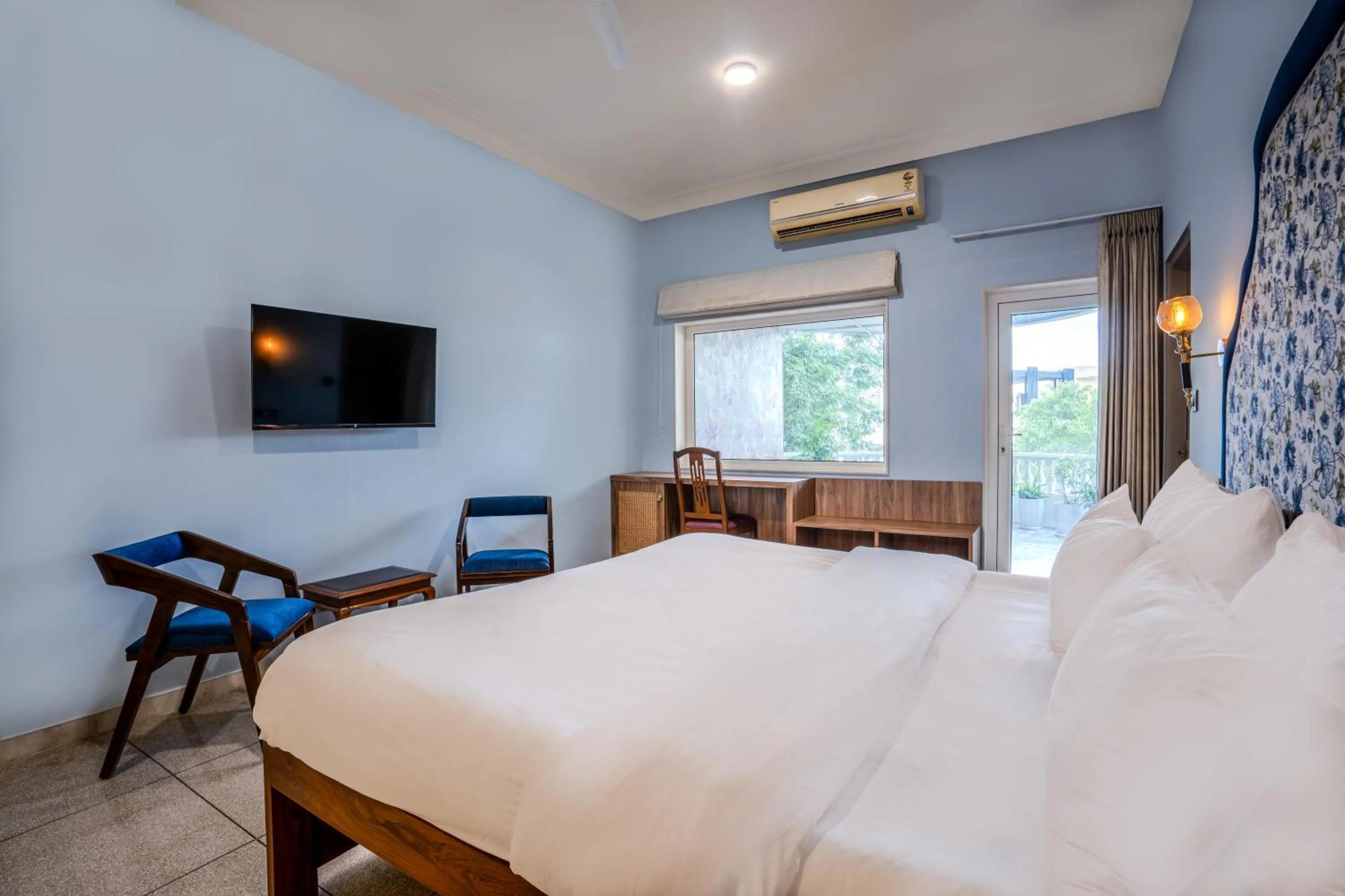 Bed in Girisadan - A City Centre Boutique Hotel